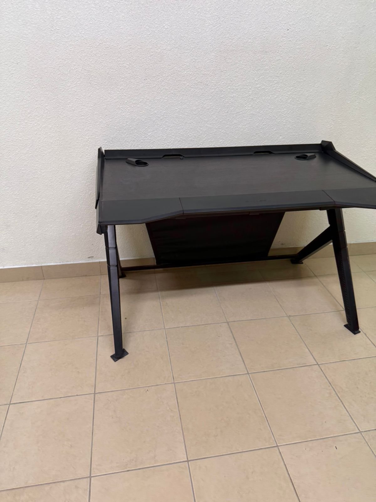 A gaming desk in black - Image 15