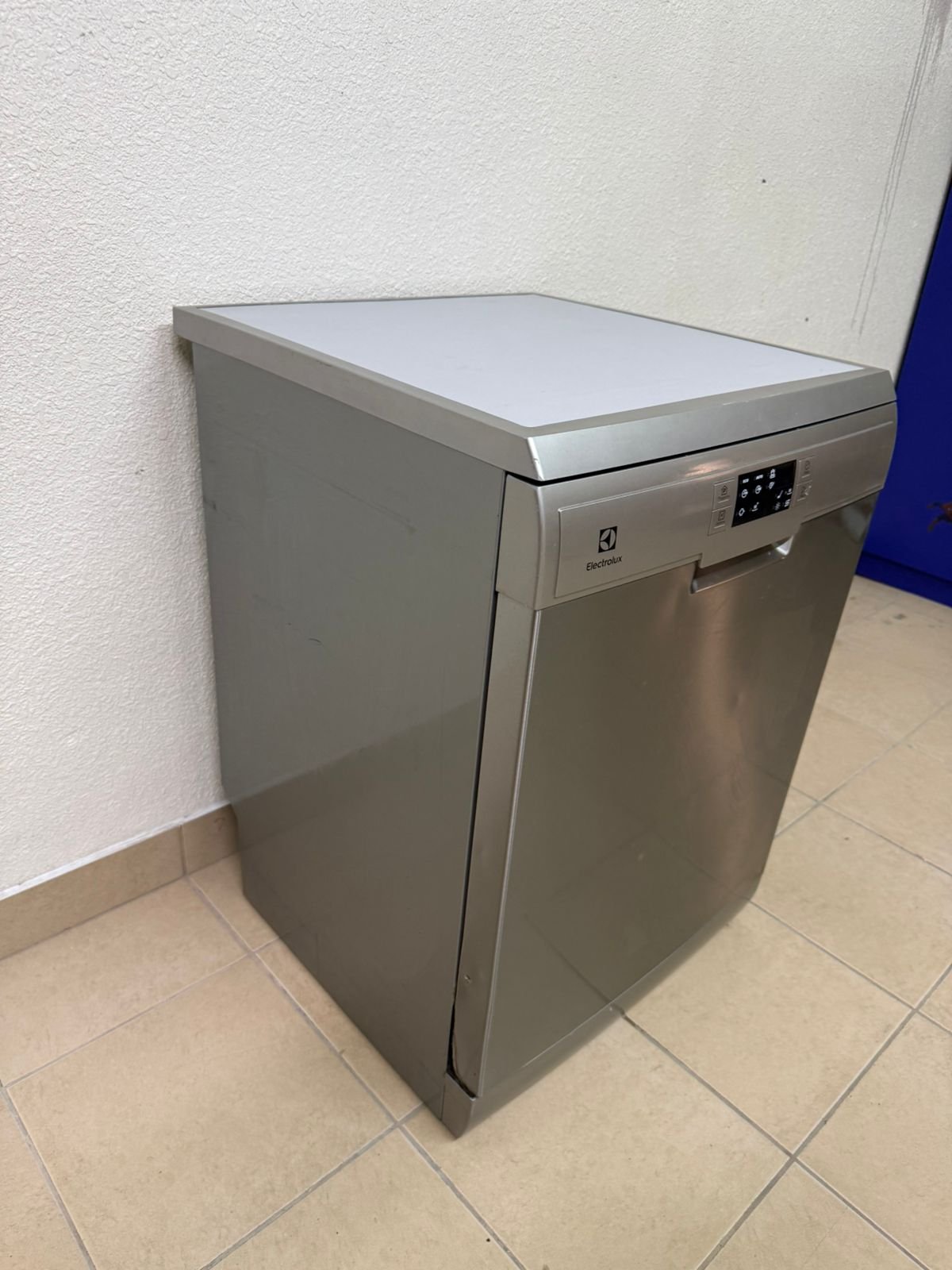 Electrolux brand dishwasher - Image 10