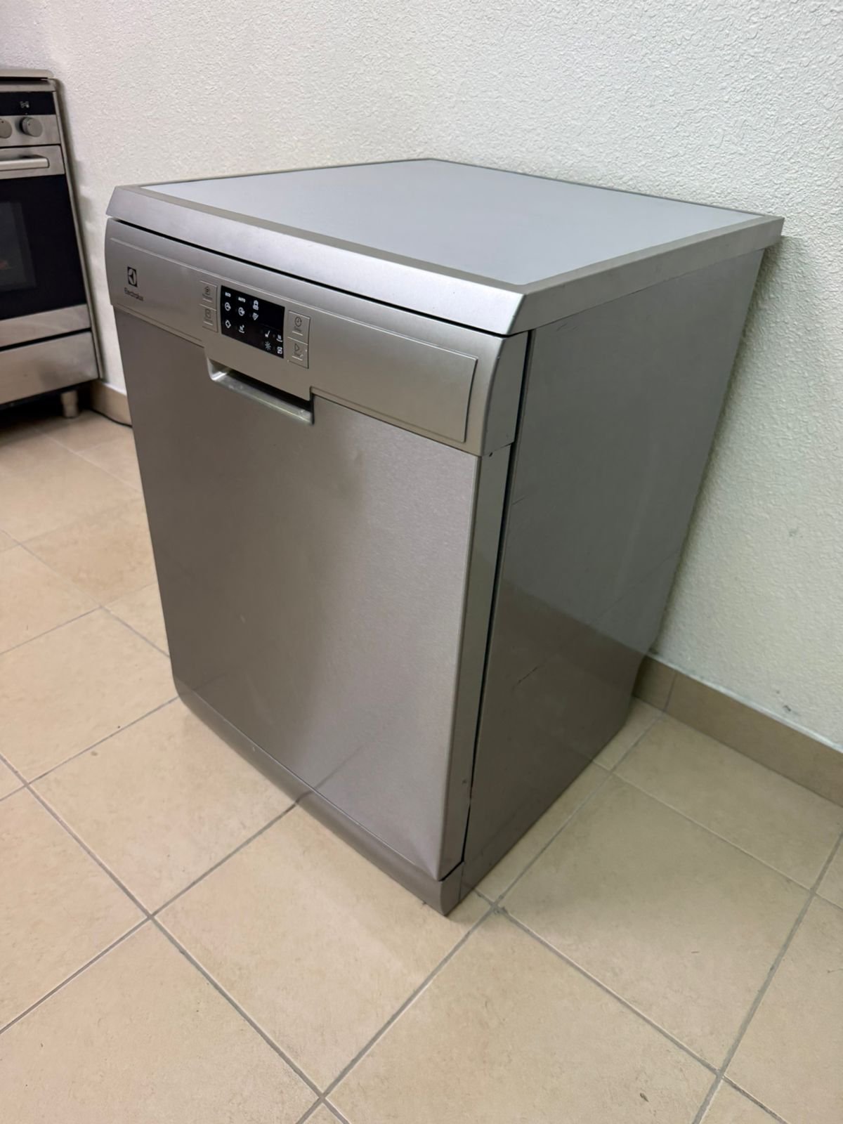 Electrolux brand dishwasher - Image 3