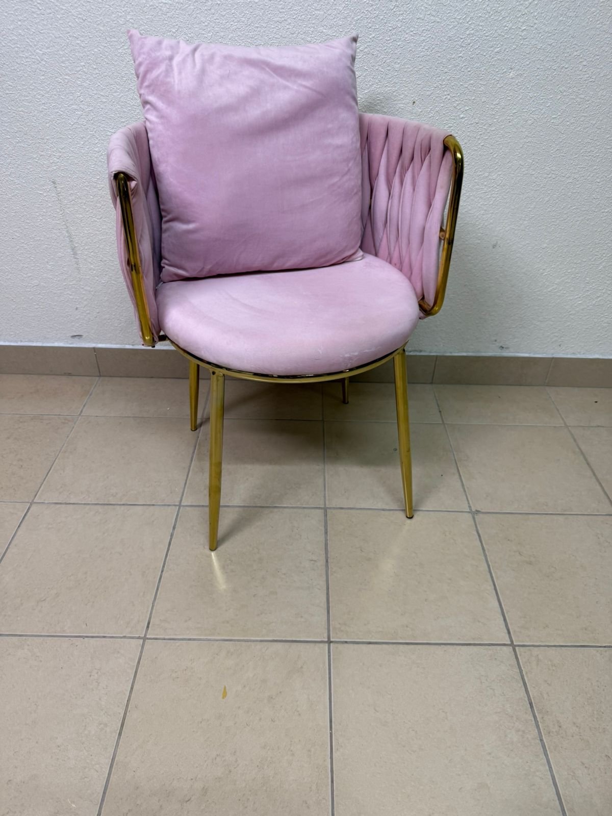 The pink velvet chair features a modern design with a woven back and an elegant gold metal base. - Image 9