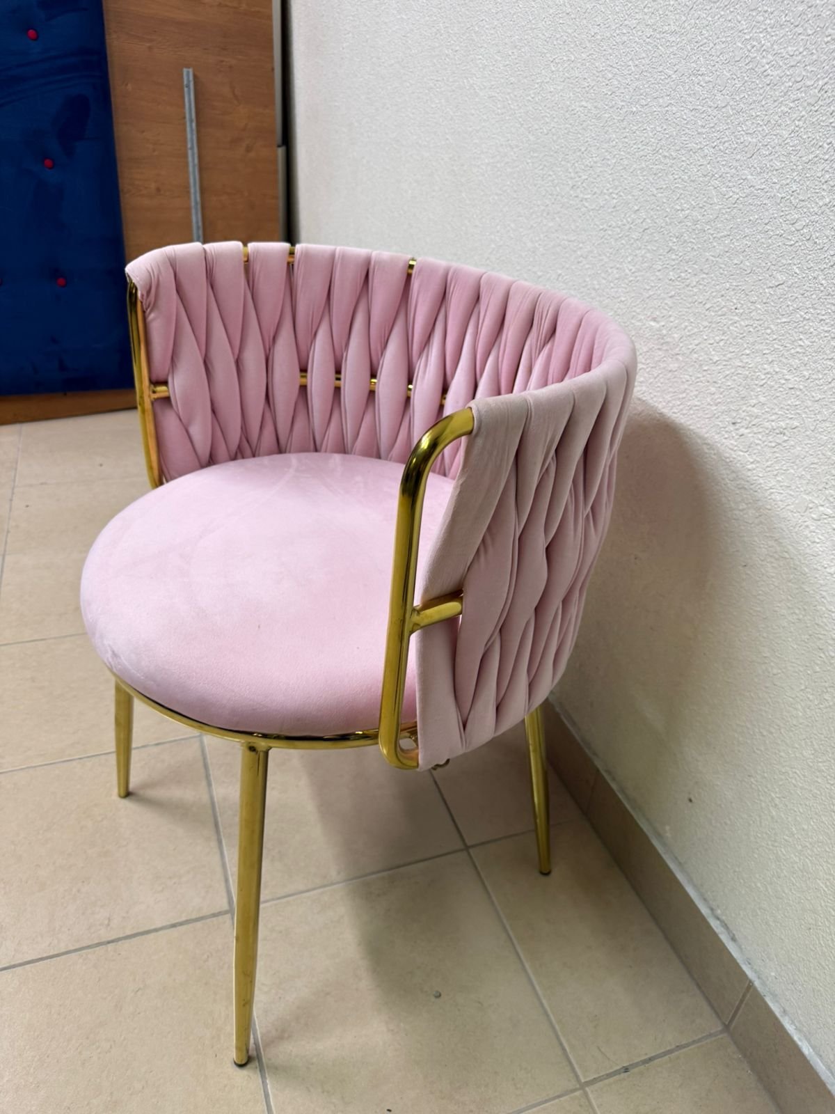 The pink velvet chair features a modern design with a woven back and an elegant gold metal base. - Image 8