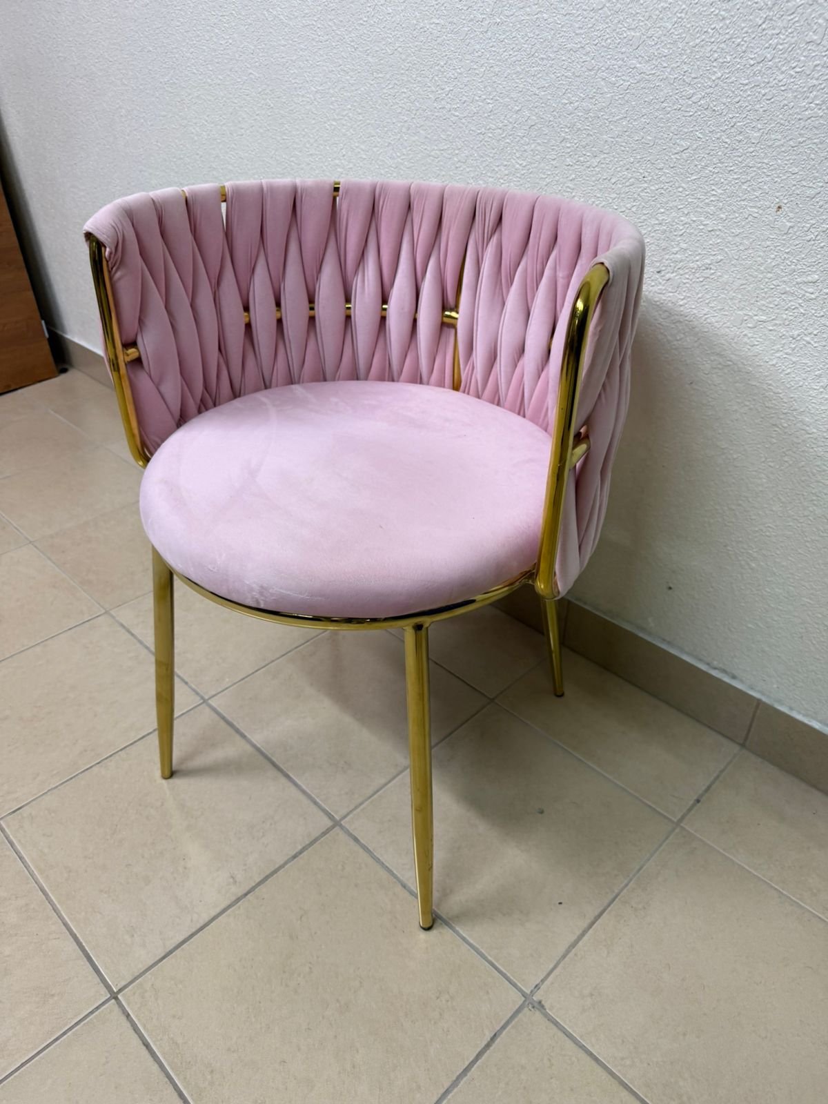 The pink velvet chair features a modern design with a woven back and an elegant gold metal base. - Image 6