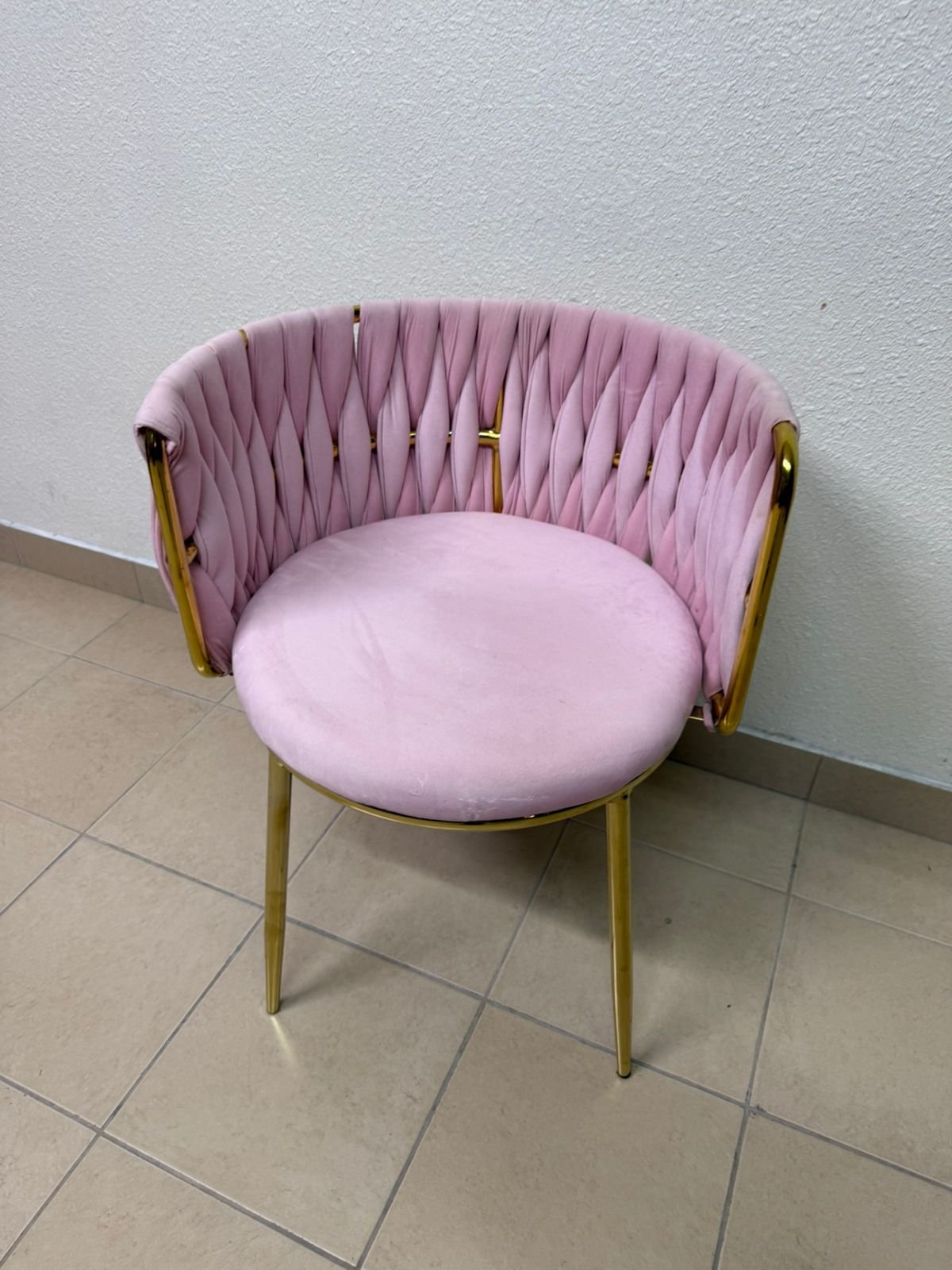 The pink velvet chair features a modern design with a woven back and an elegant gold metal base. - Image 5
