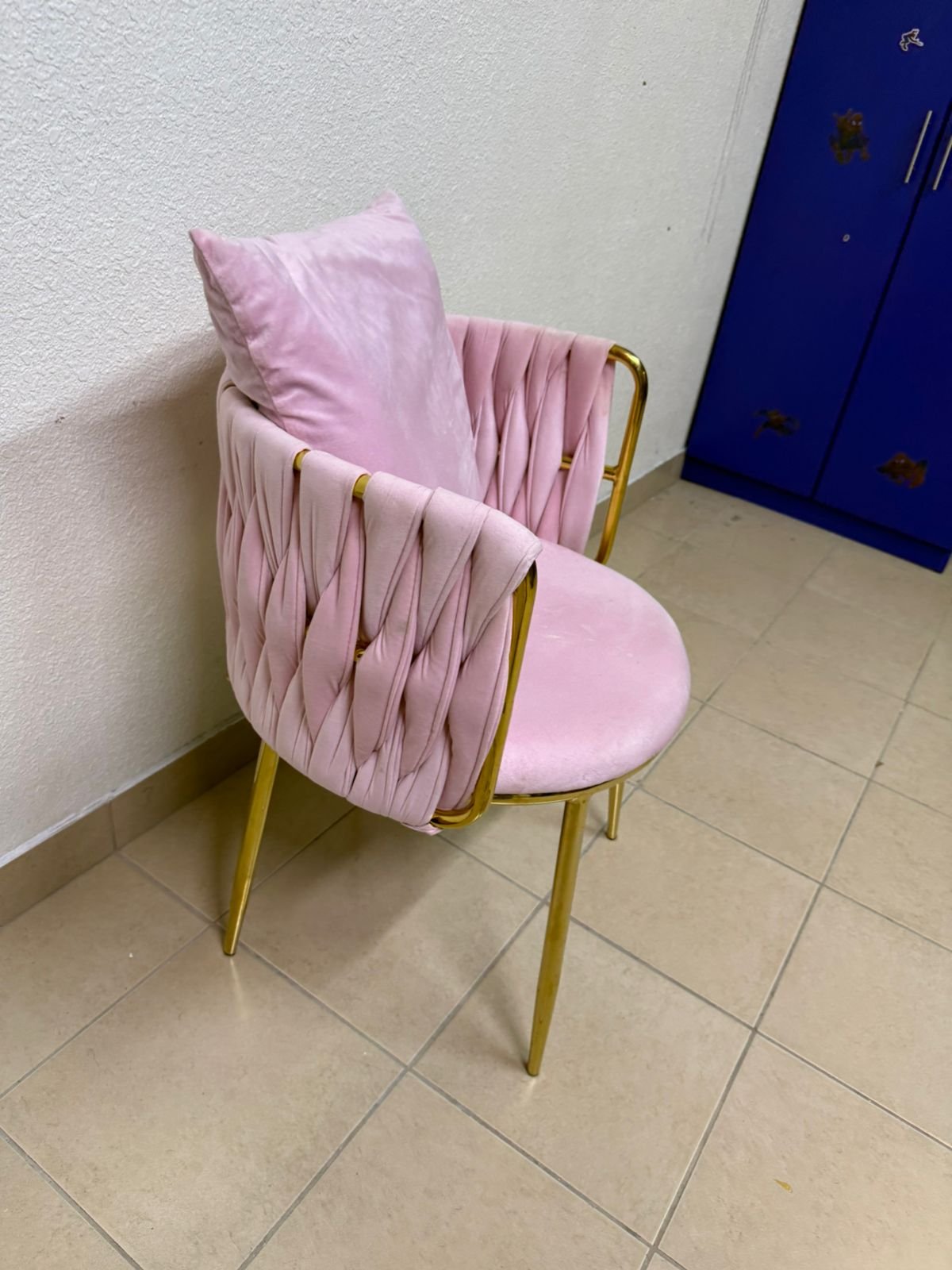 The pink velvet chair features a modern design with a woven back and an elegant gold metal base. - Image 3