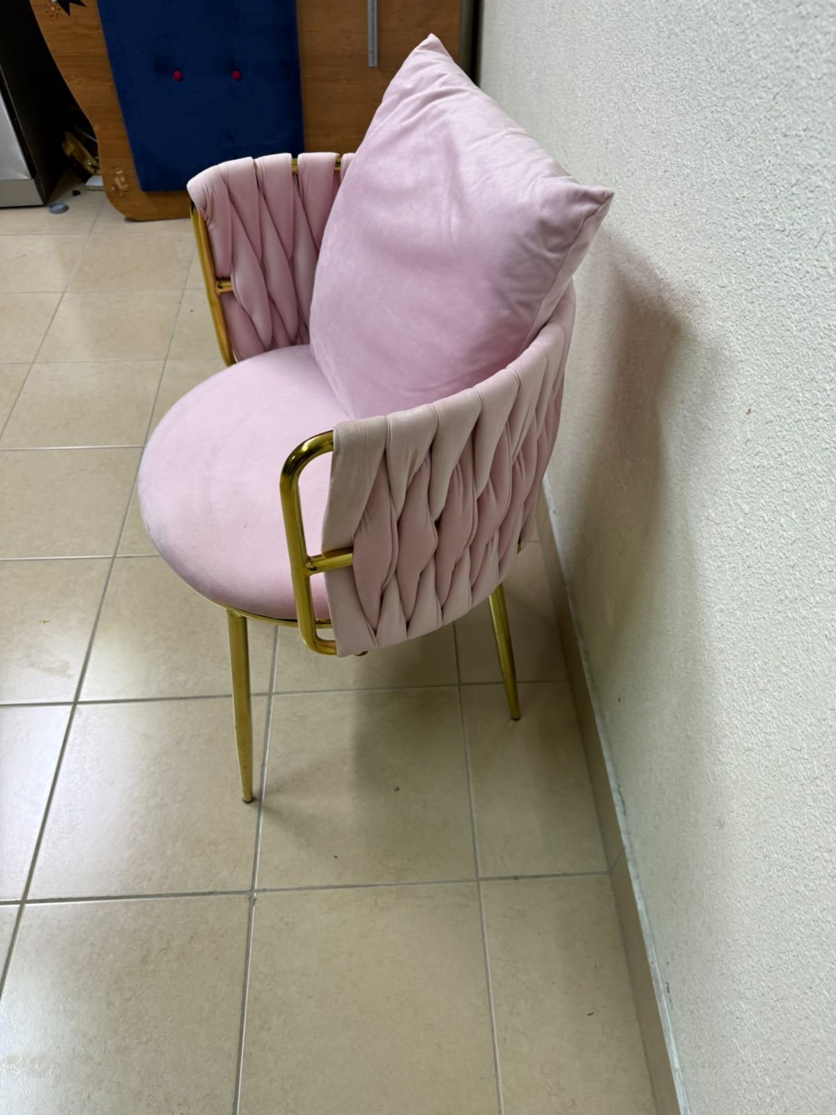 The pink velvet chair features a modern design with a woven back and an elegant gold metal base. - Image 2