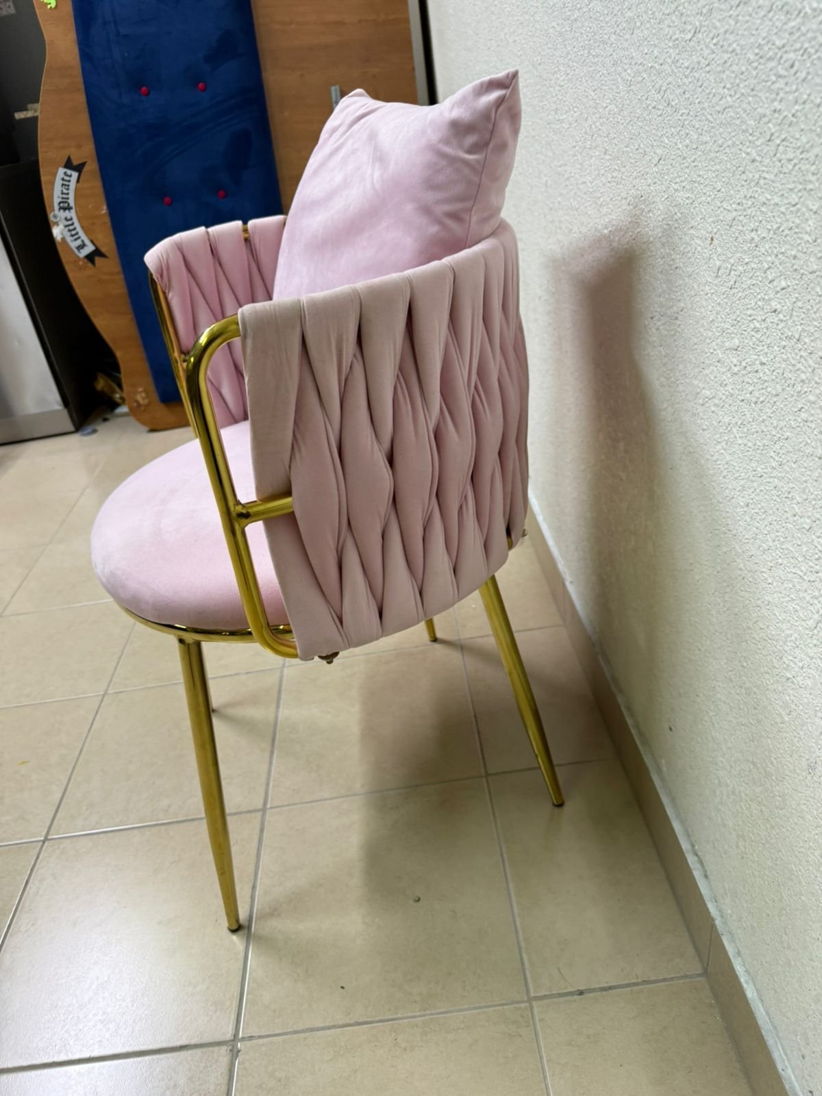 The pink velvet chair features a modern design with a woven back and an elegant gold metal base. - Image 4