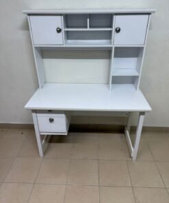 This Country study desk with a top cabinet in white features a matte finish and practical storage shelves.