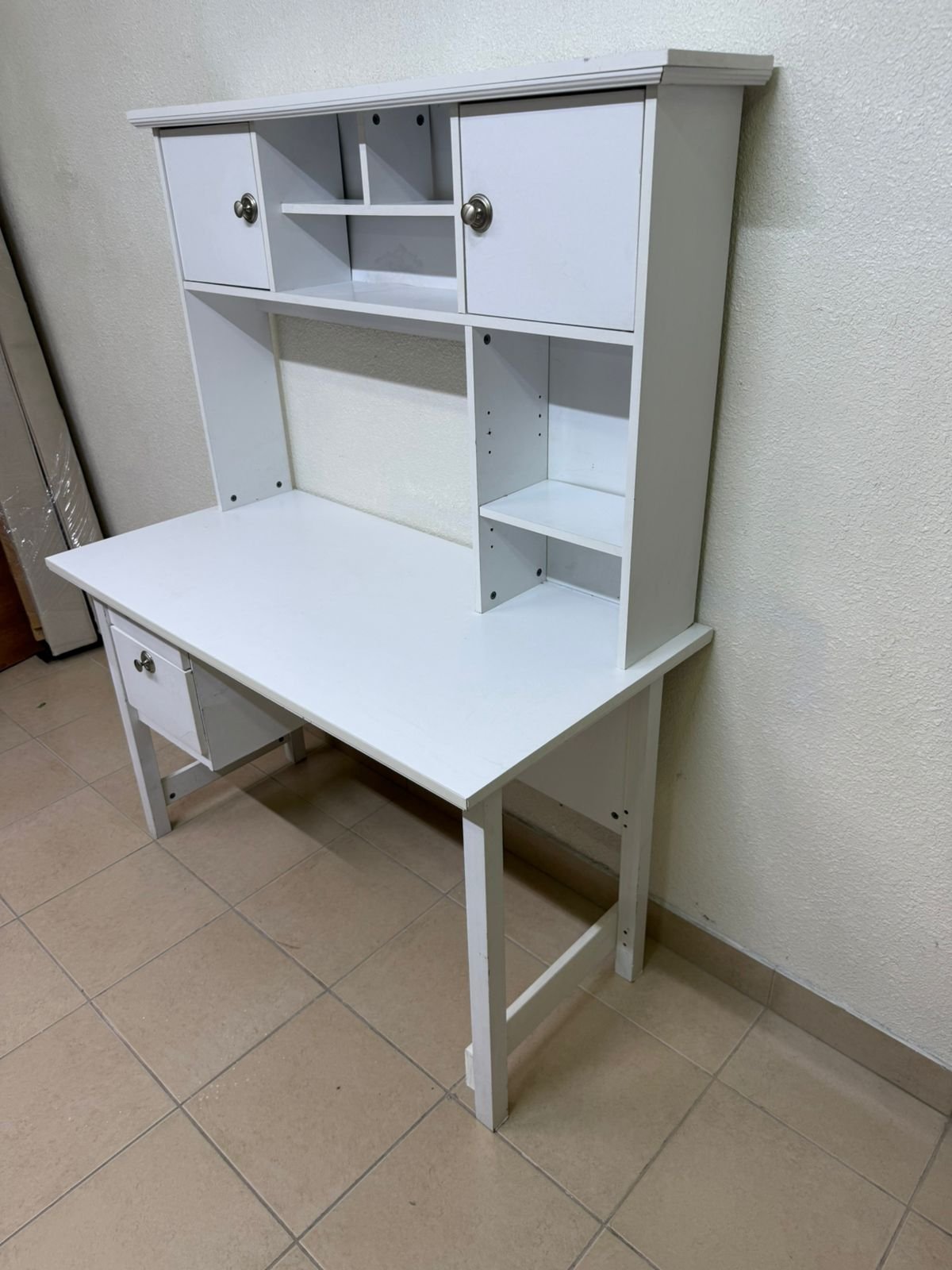 This Country study desk with a top cabinet in white features a matte finish and practical storage shelves. - Image 12