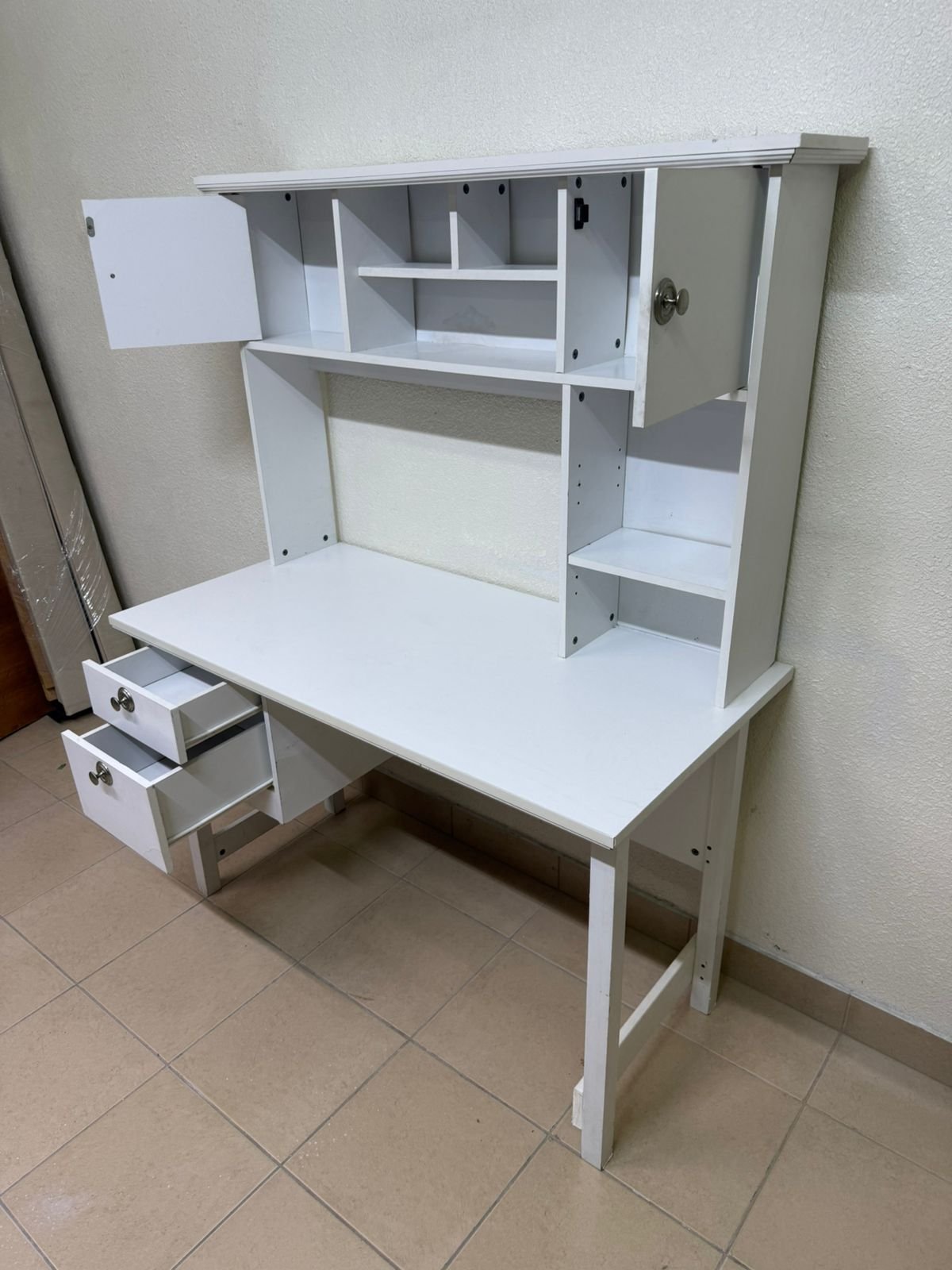 This Country study desk with a top cabinet in white features a matte finish and practical storage shelves. - Image 8