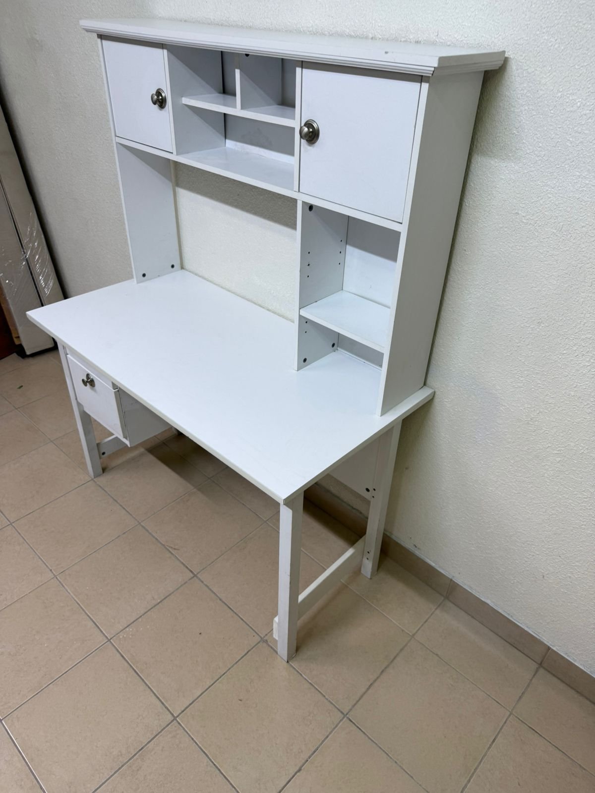 This Country study desk with a top cabinet in white features a matte finish and practical storage shelves. - Image 9