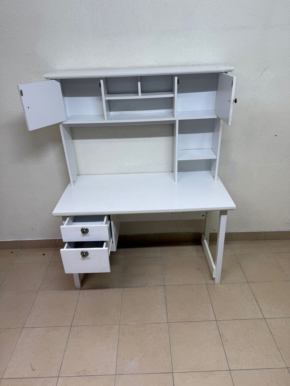 This Country study desk with a top cabinet in white features a matte finish and practical storage shelves. - Image 10