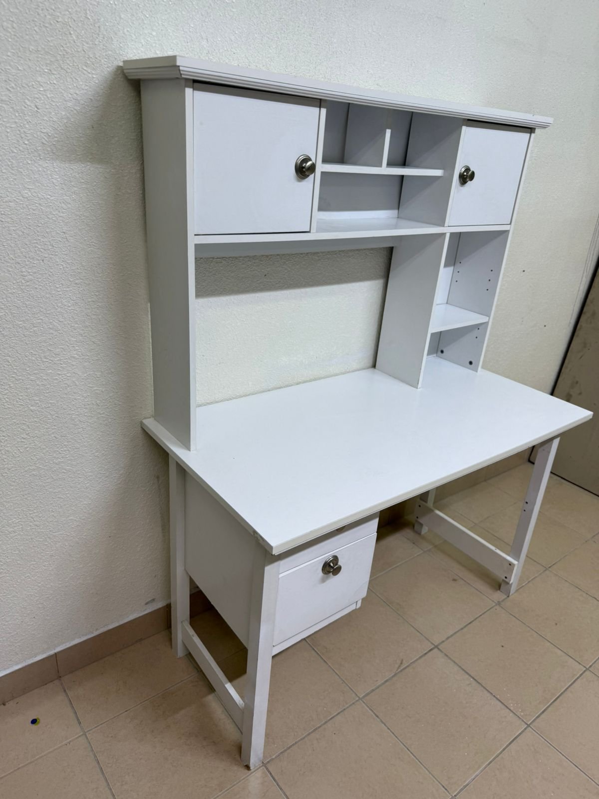This Country study desk with a top cabinet in white features a matte finish and practical storage shelves. - Image 5