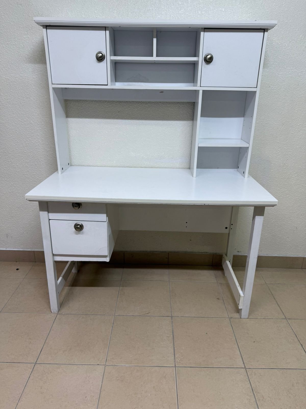 This Country study desk with a top cabinet in white features a matte finish and practical storage shelves. - Image 3
