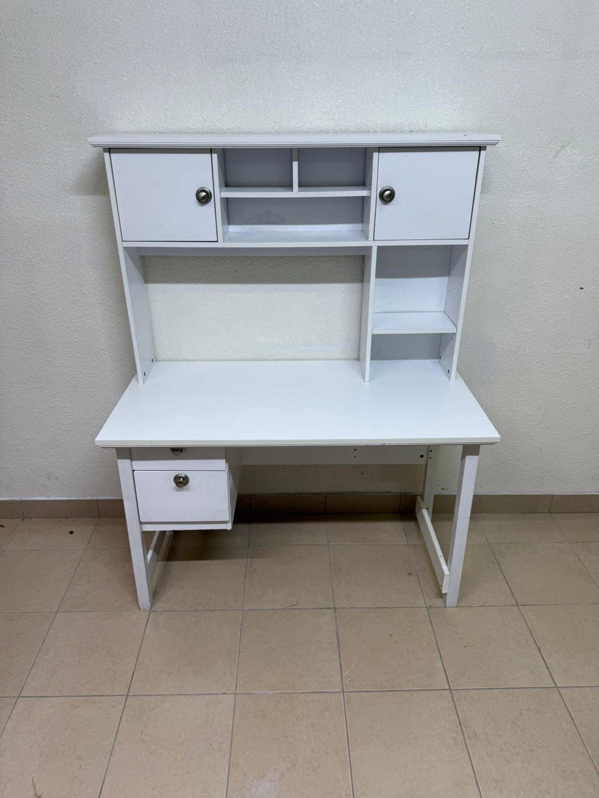 This Country study desk with a top cabinet in white features a matte finish and practical storage shelves. - Image 6