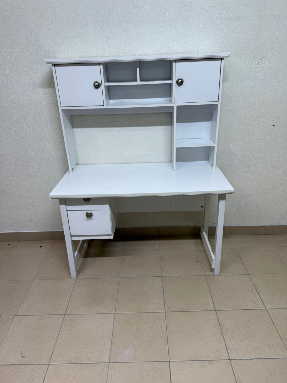 This Country study desk with a top cabinet in white features a matte finish and practical storage shelves. - Image 2