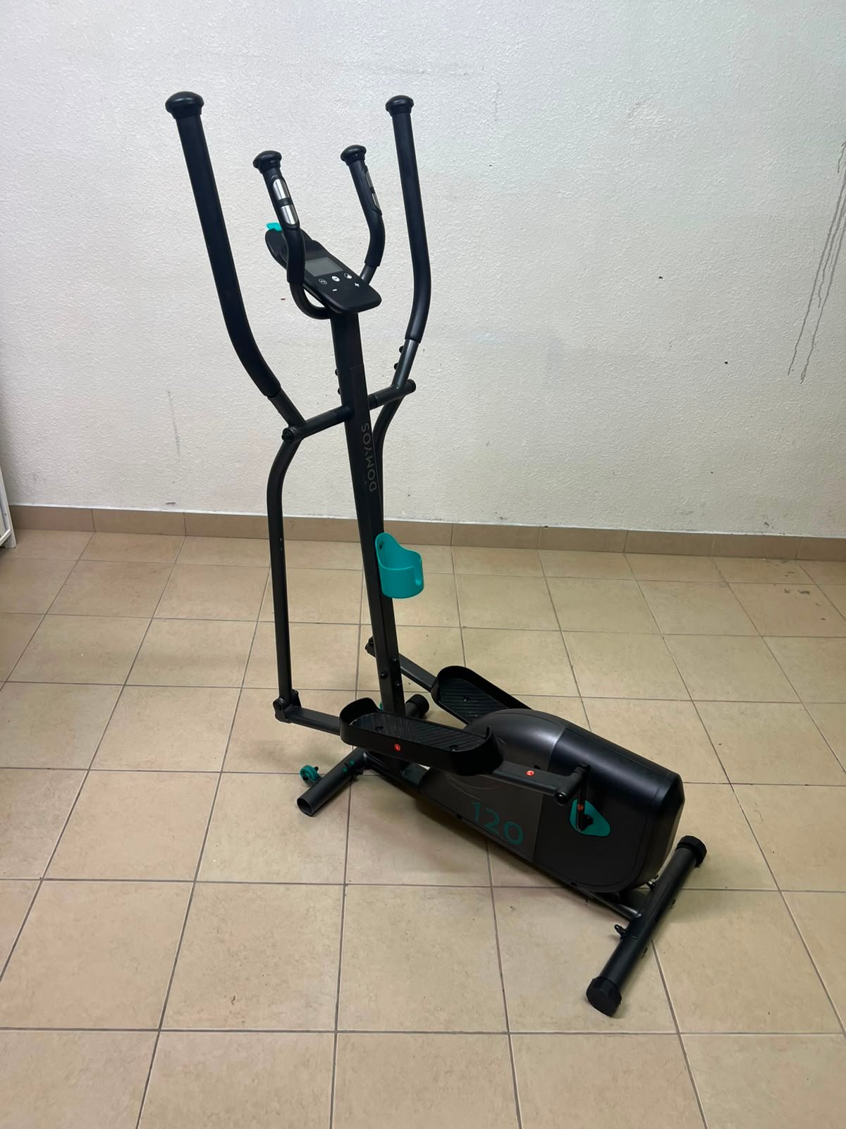 The machine is the Domyos Cross Trainer EL 120 from Decathlon, designed for beginners to help burn calories and tone. - Image 2