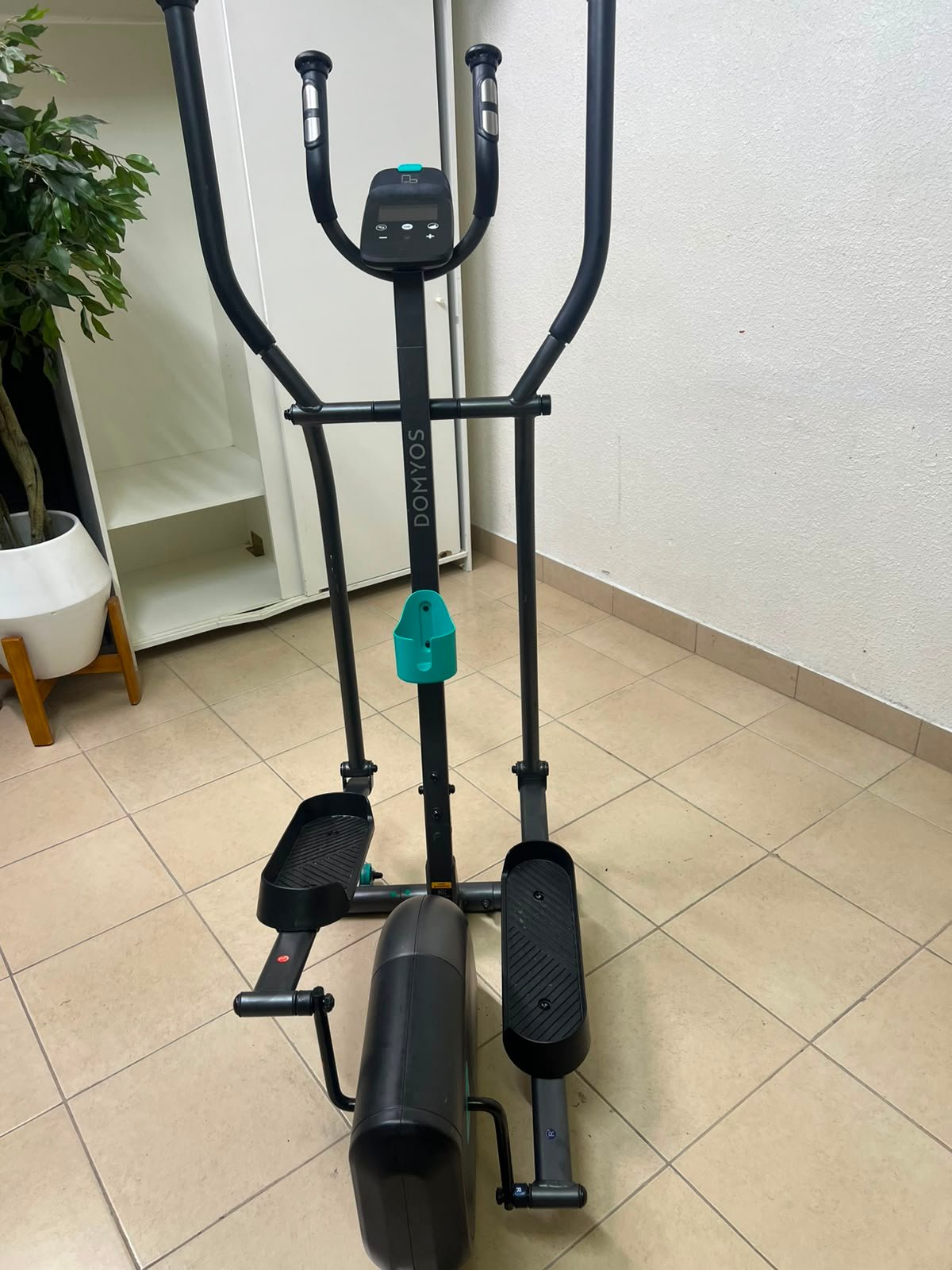 The machine is the Domyos Cross Trainer EL 120 from Decathlon, designed for beginners to help burn calories and tone. - Image 3