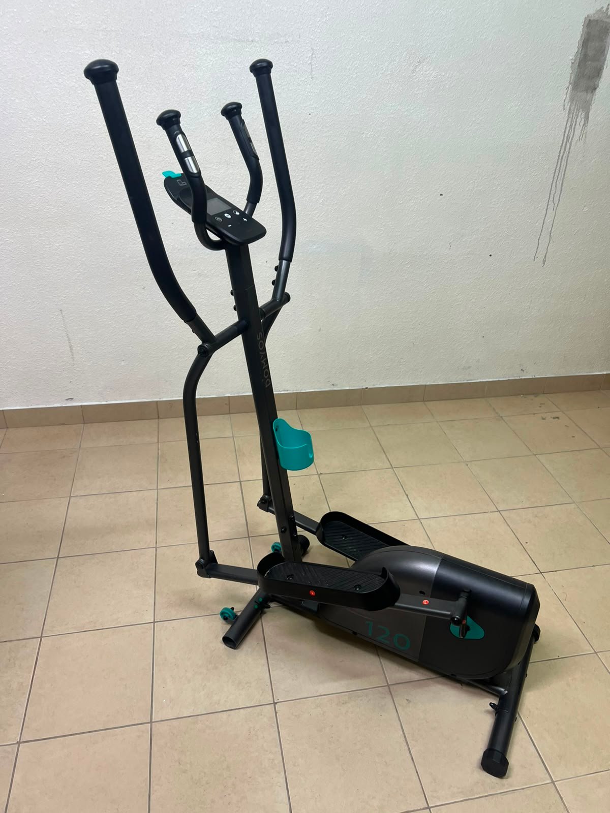 The machine is the Domyos Cross Trainer EL 120 from Decathlon, designed for beginners to help burn calories and tone. - Image 4