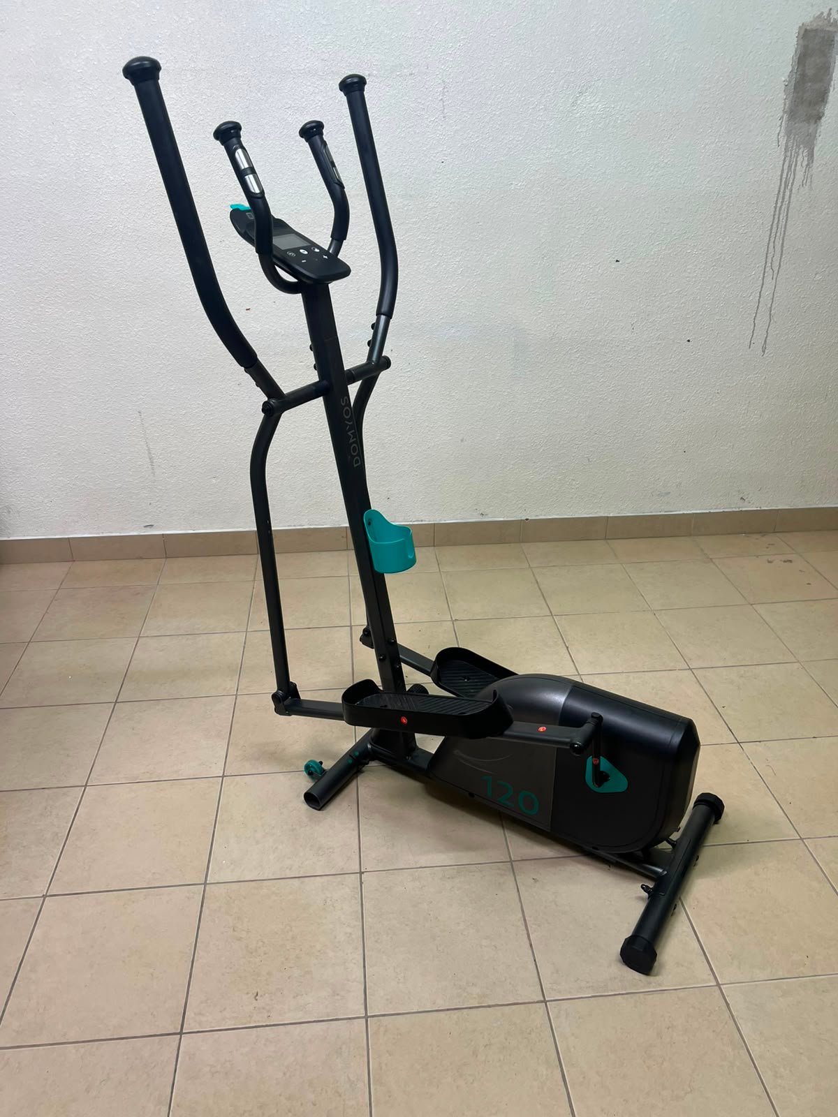 The machine is the Domyos Cross Trainer EL 120 from Decathlon, designed for beginners to help burn calories and tone. - Image 5