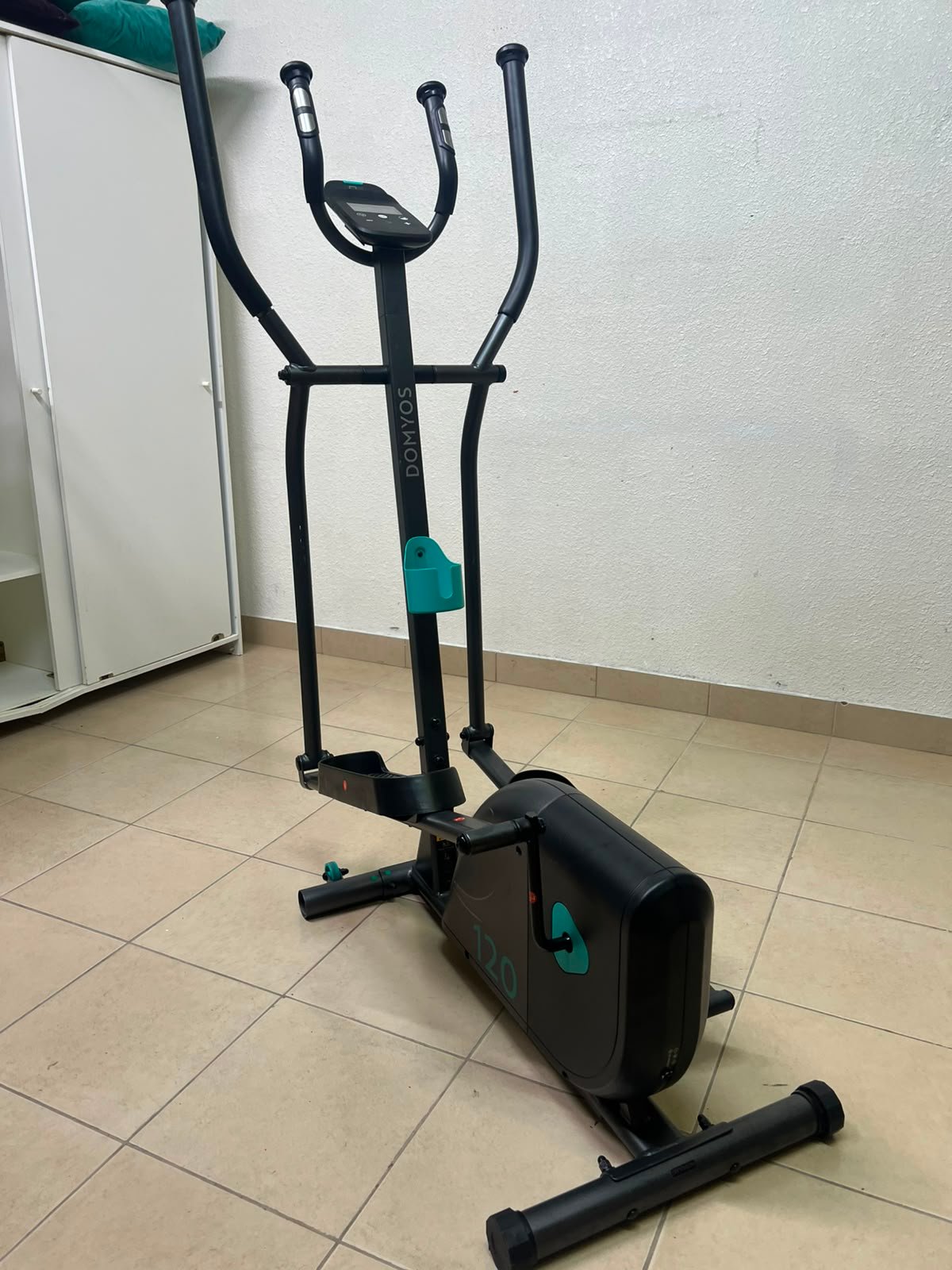 The machine is the Domyos Cross Trainer EL 120 from Decathlon, designed for beginners to help burn calories and tone. - Image 6