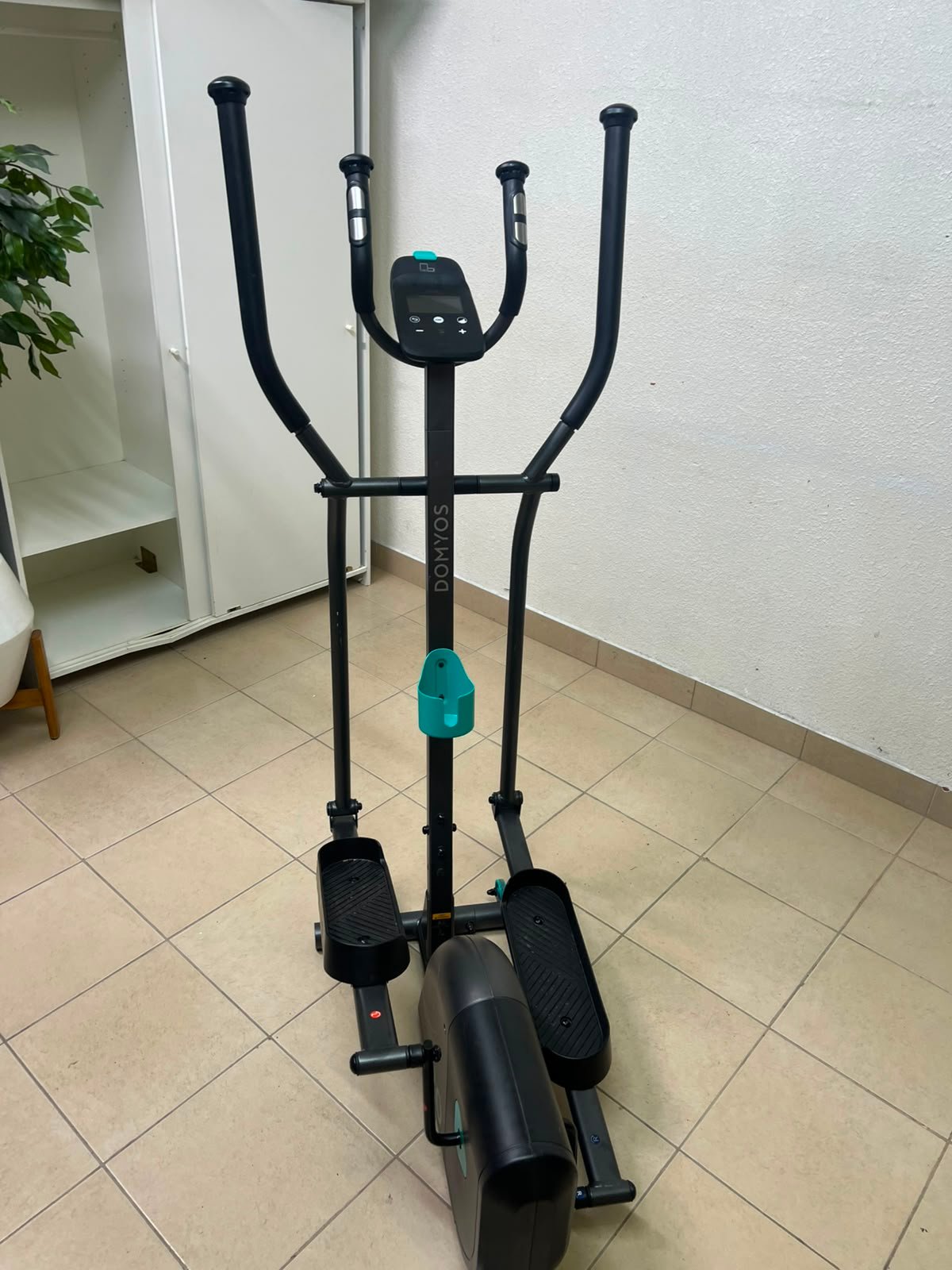 The machine is the Domyos Cross Trainer EL 120 from Decathlon, designed for beginners to help burn calories and tone. - Image 8