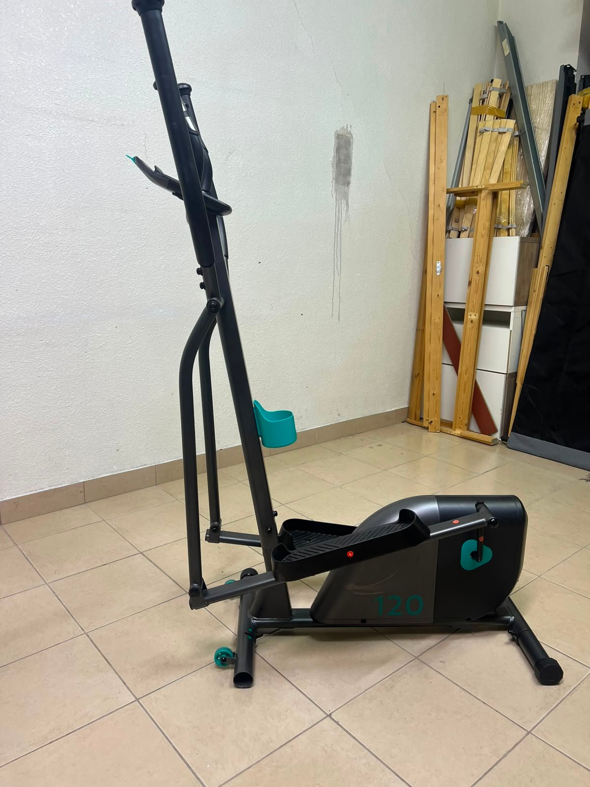 The machine is the Domyos Cross Trainer EL 120 from Decathlon, designed for beginners to help burn calories and tone.