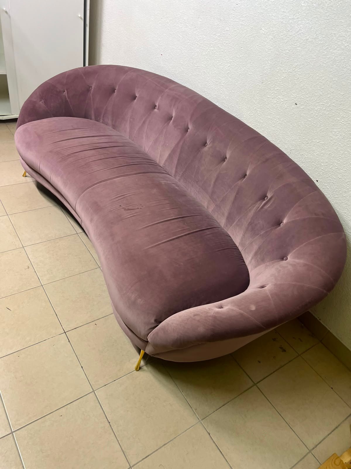 A luxurious 3-seater velvet sofa with a curved design, back upholstery buttons, and gold metal pointed legs. - Image 3