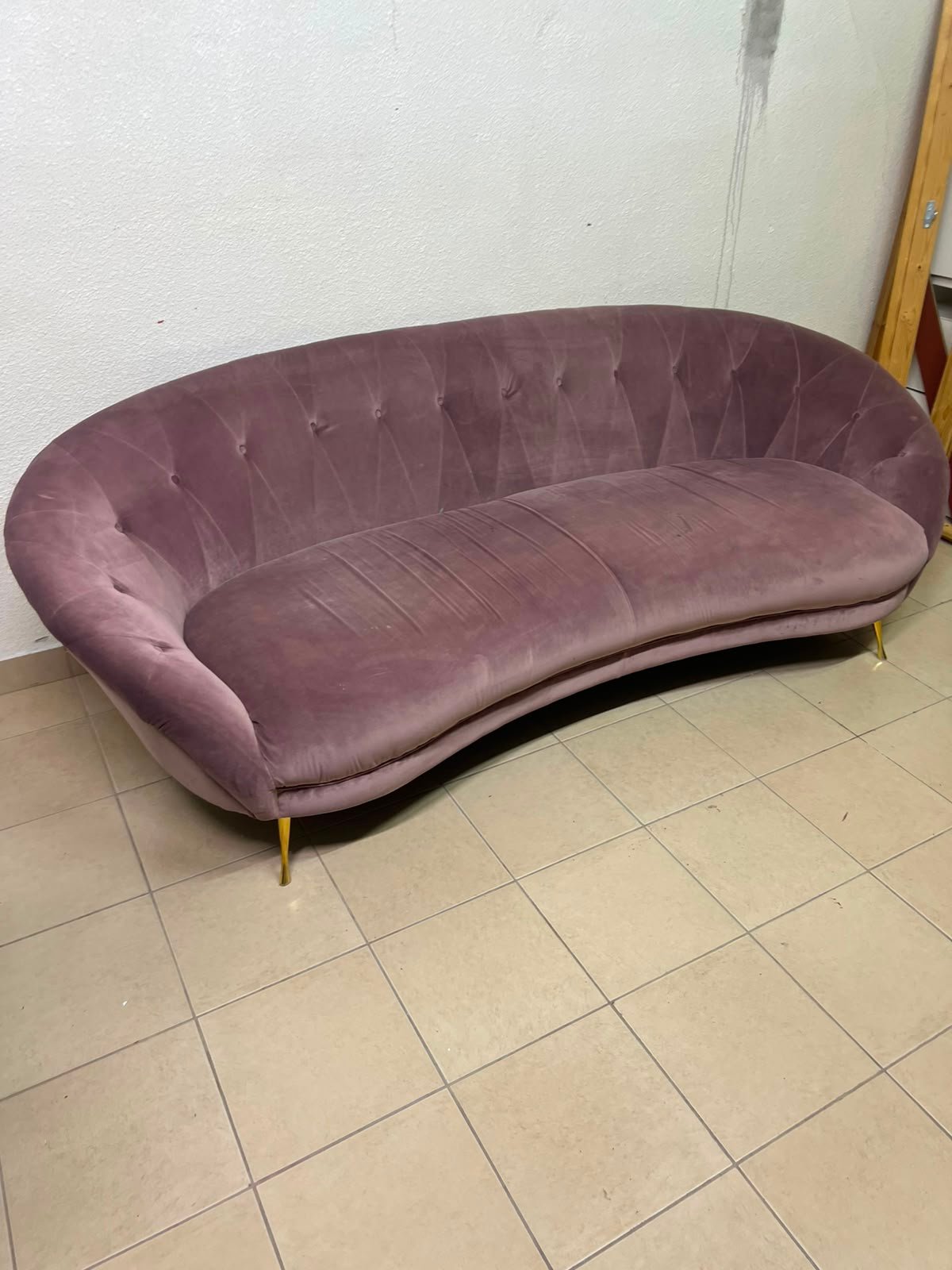 A luxurious 3-seater velvet sofa with a curved design, back upholstery buttons, and gold metal pointed legs. - Image 5