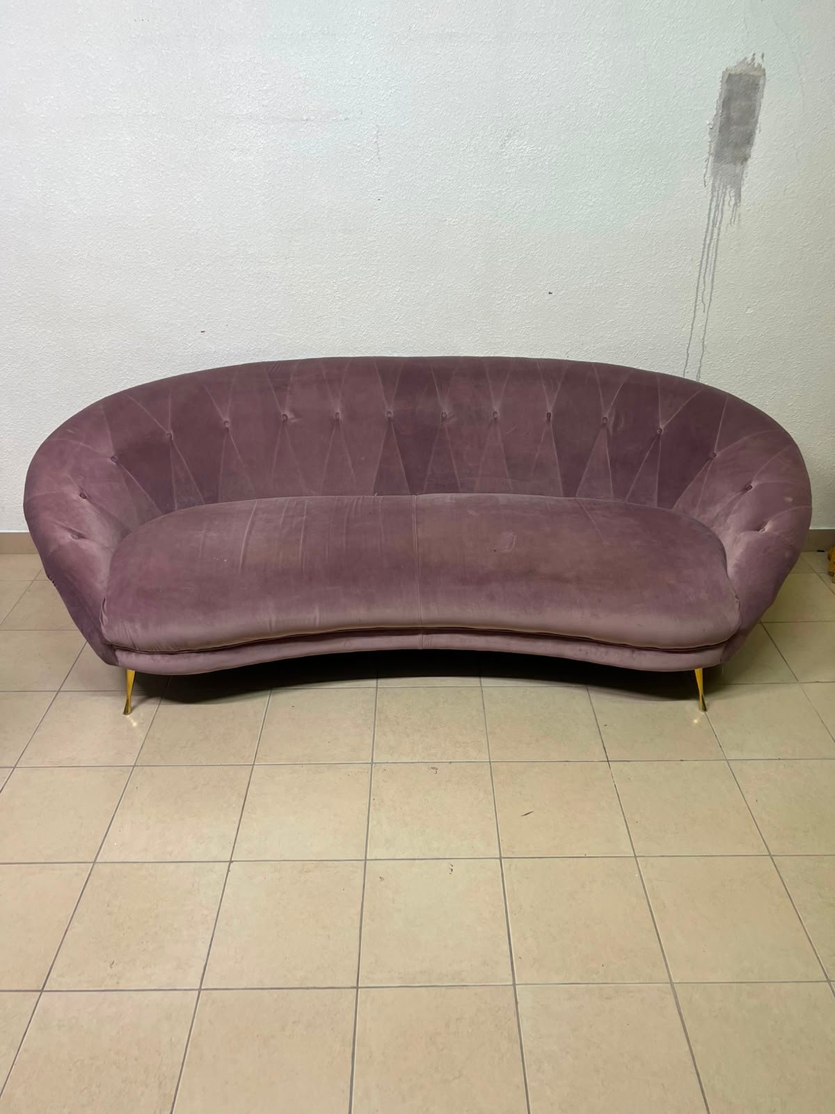 A luxurious 3-seater velvet sofa with a curved design, back upholstery buttons, and gold metal pointed legs. - Image 6