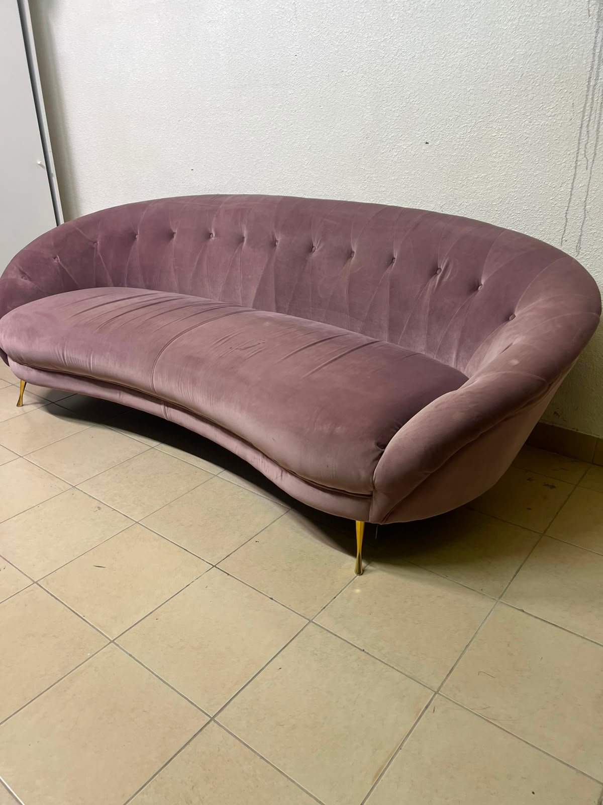 A luxurious 3-seater velvet sofa with a curved design, back upholstery buttons, and gold metal pointed legs. - Image 8