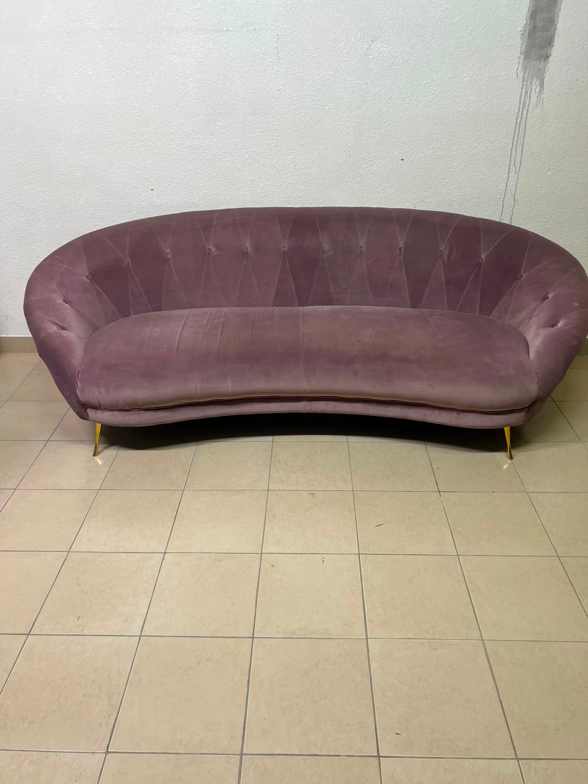 A luxurious 3-seater velvet sofa with a curved design, back upholstery buttons, and gold metal pointed legs. - Image 9