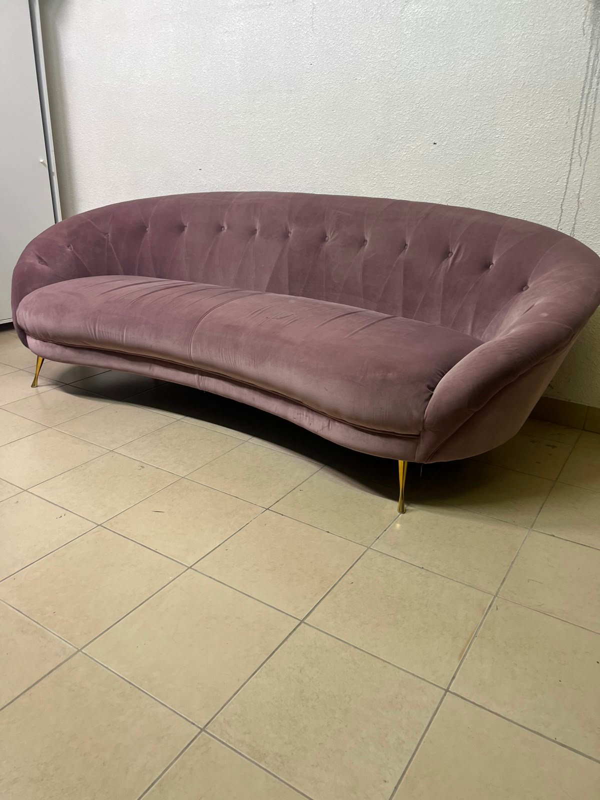 A luxurious 3-seater velvet sofa with a curved design, back upholstery buttons, and gold metal pointed legs. - Image 10