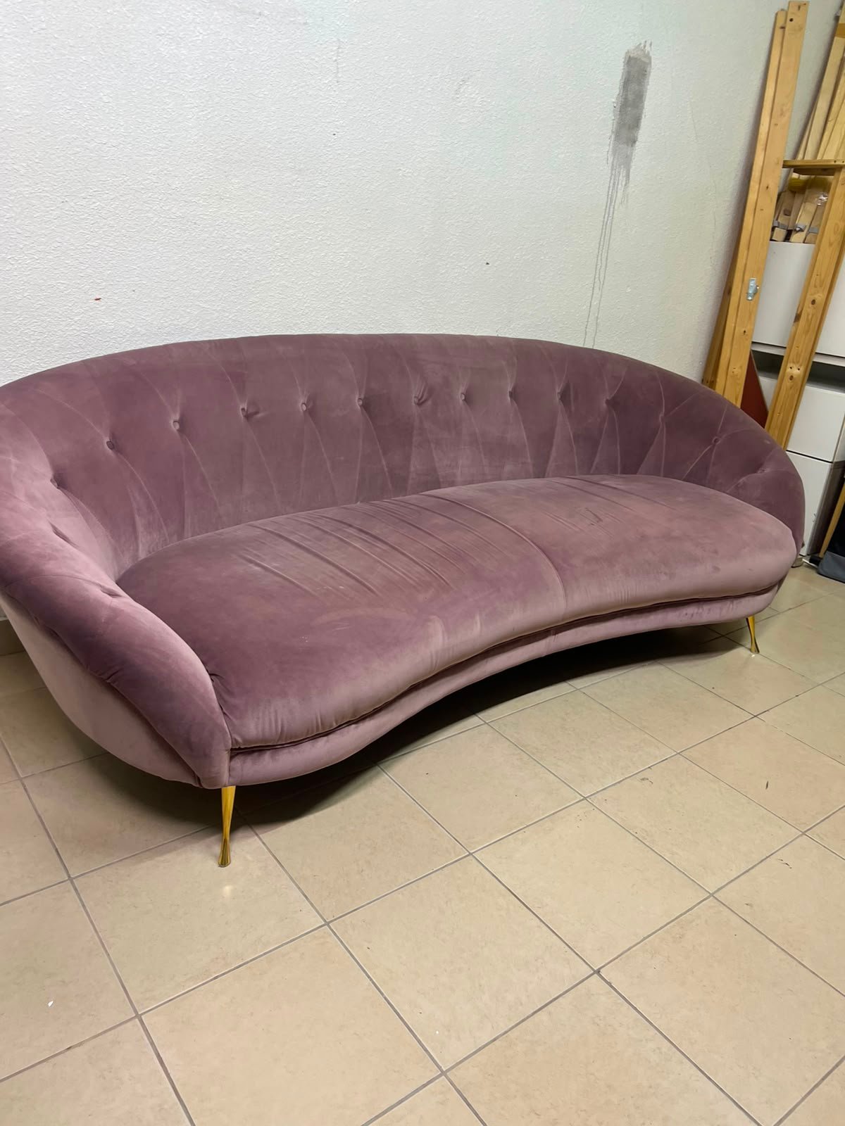 A luxurious 3-seater velvet sofa with a curved design, back upholstery buttons, and gold metal pointed legs. - Image 11