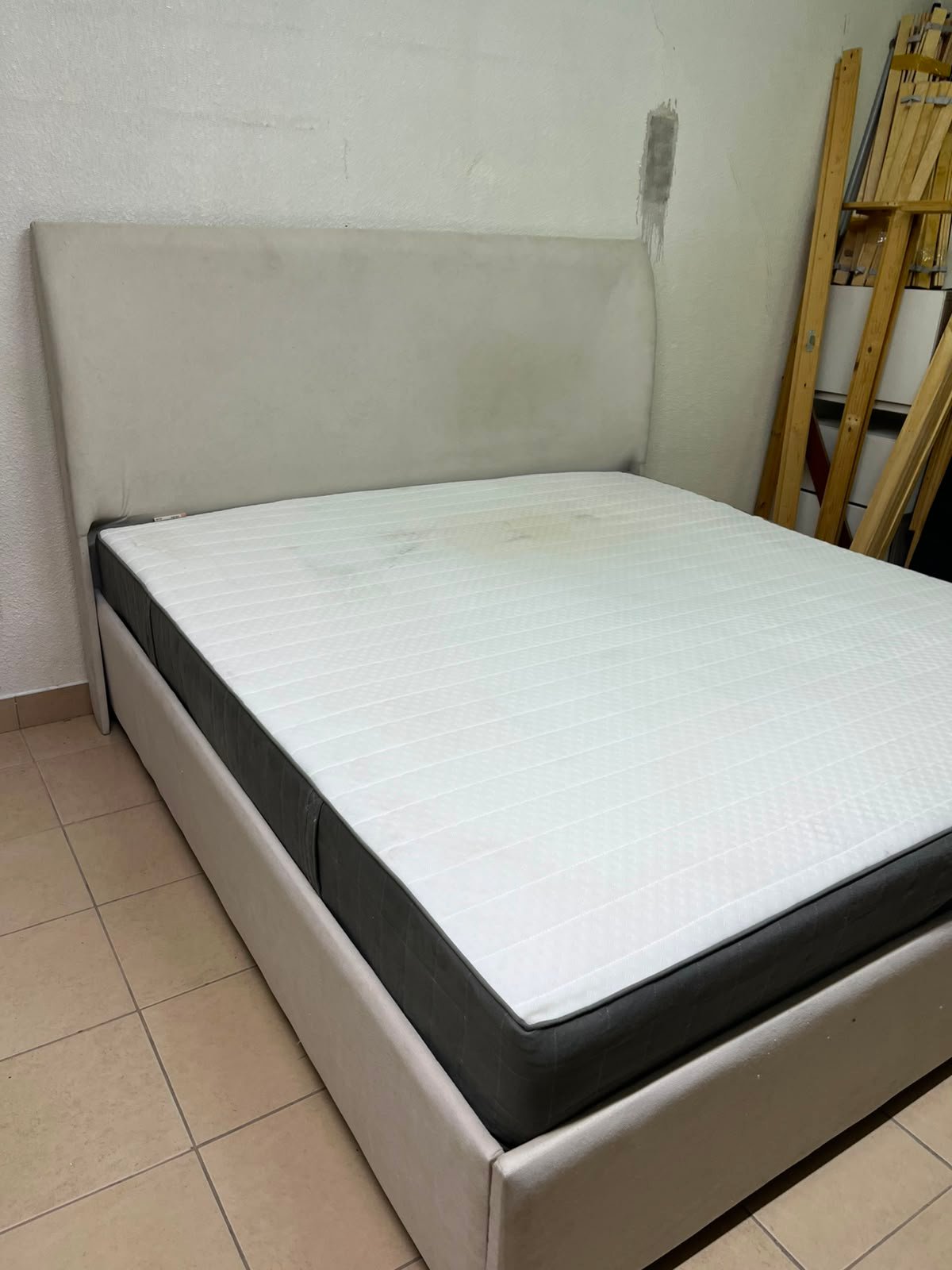 bed 180x200 cm With the mattress