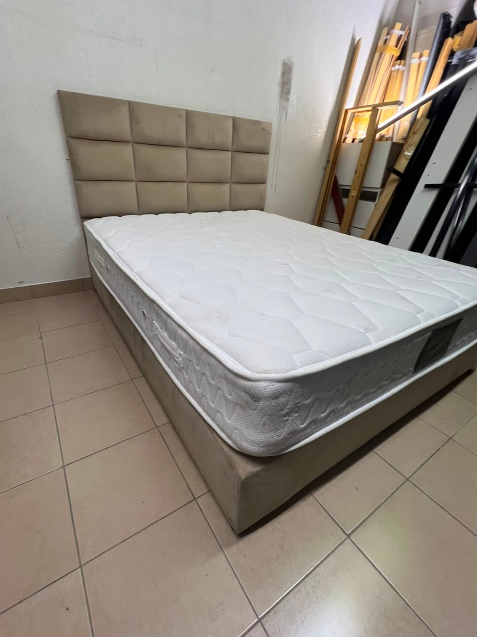 Upholstered bed with mattress 160x200 cm