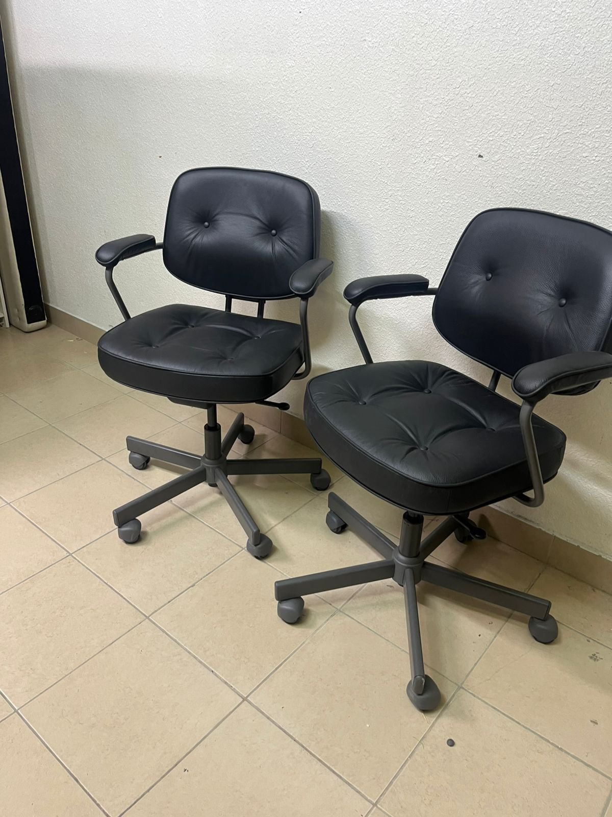 Two office chairs - Image 4