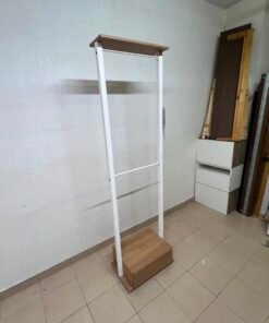 Kave Home Benny clothes rack with a modern design in white steel and oak veneer shelf.