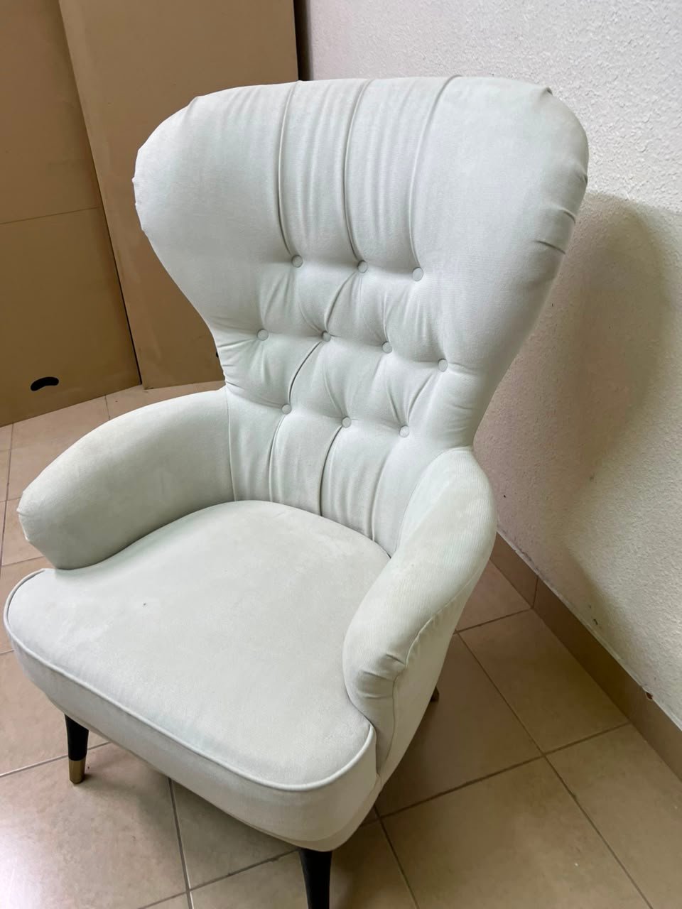 This wingback chair from AD CORE features white upholstery and a tufted back. - Image 13