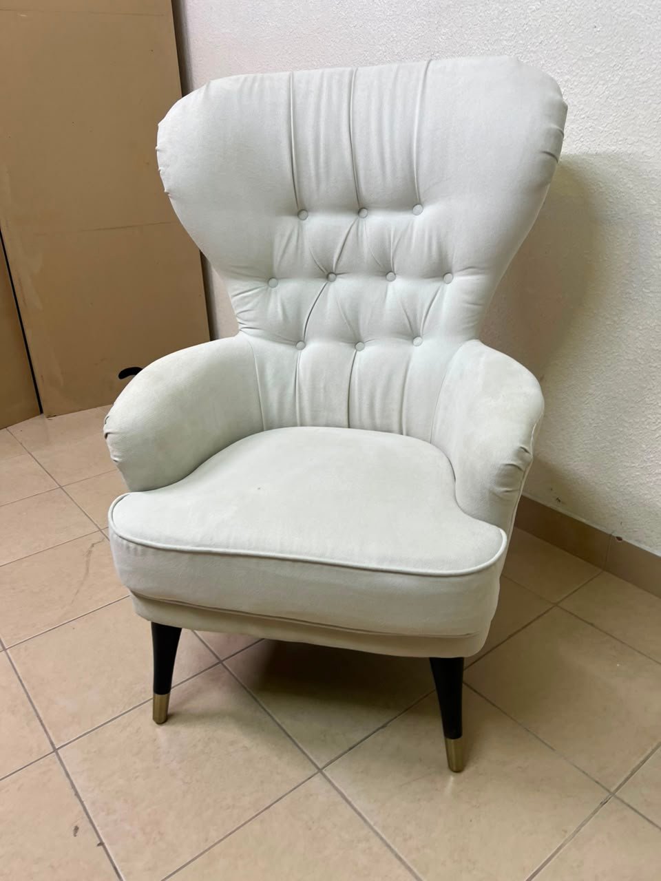 This wingback chair from AD CORE features white upholstery and a tufted back. - Image 12