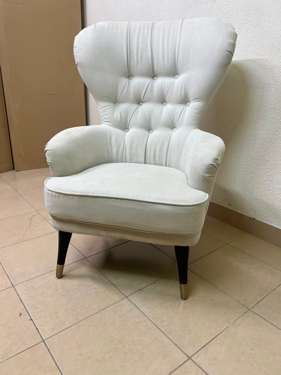 This wingback chair from AD CORE features white upholstery and a tufted back. - Image 9