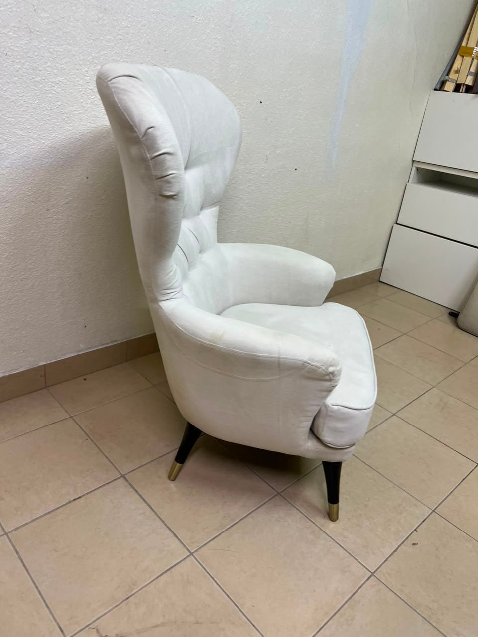 This wingback chair from AD CORE features white upholstery and a tufted back. - Image 8