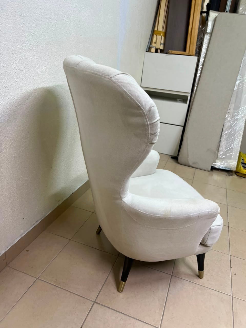 This wingback chair from AD CORE features white upholstery and a tufted back. - Image 5