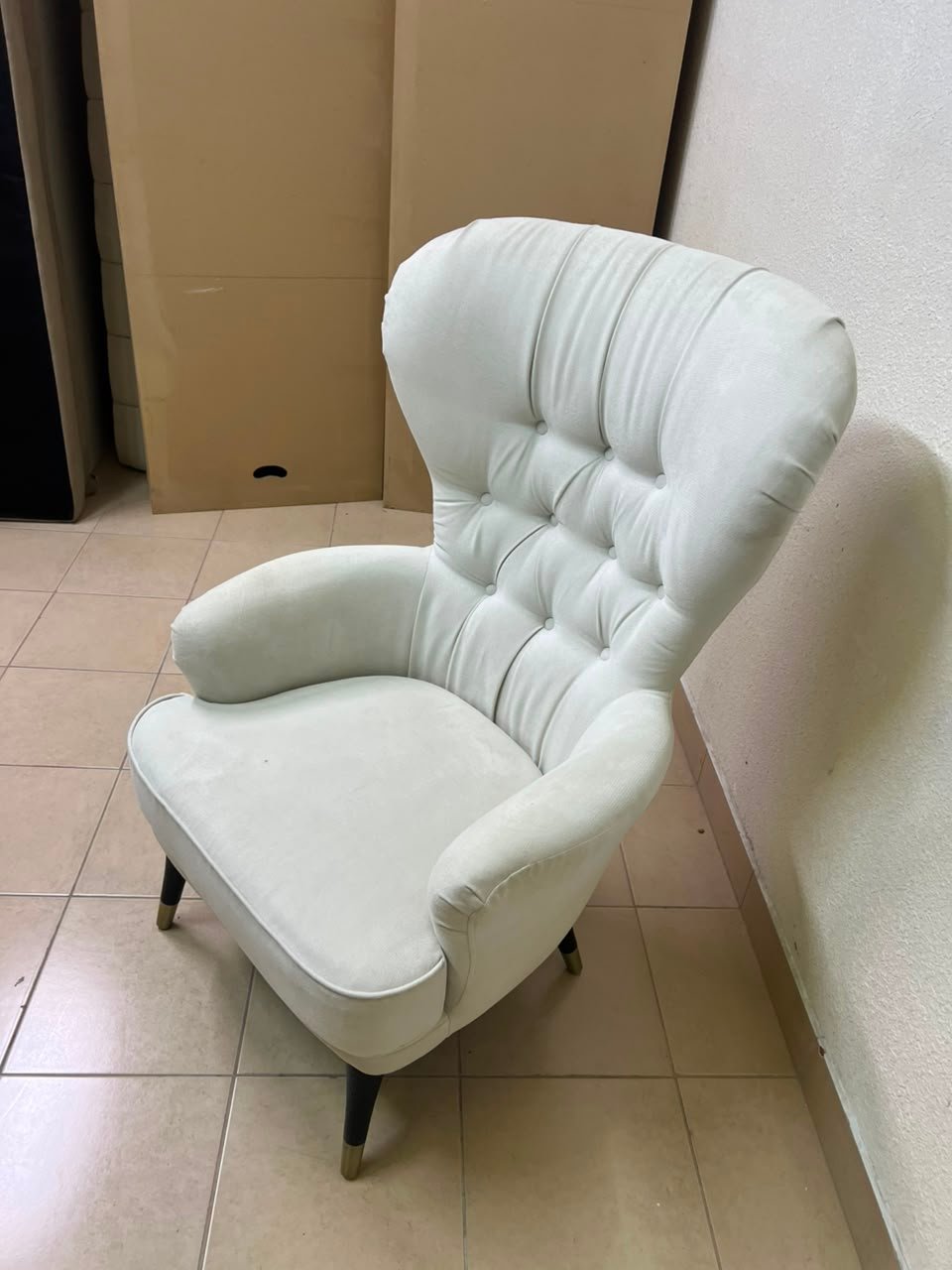 This wingback chair from AD CORE features white upholstery and a tufted back. - Image 10
