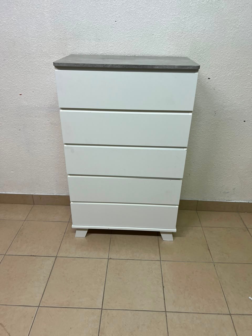 A modern white chest of drawers with a concrete-gray top, similar to models like the Colin from IKEA - Image 5