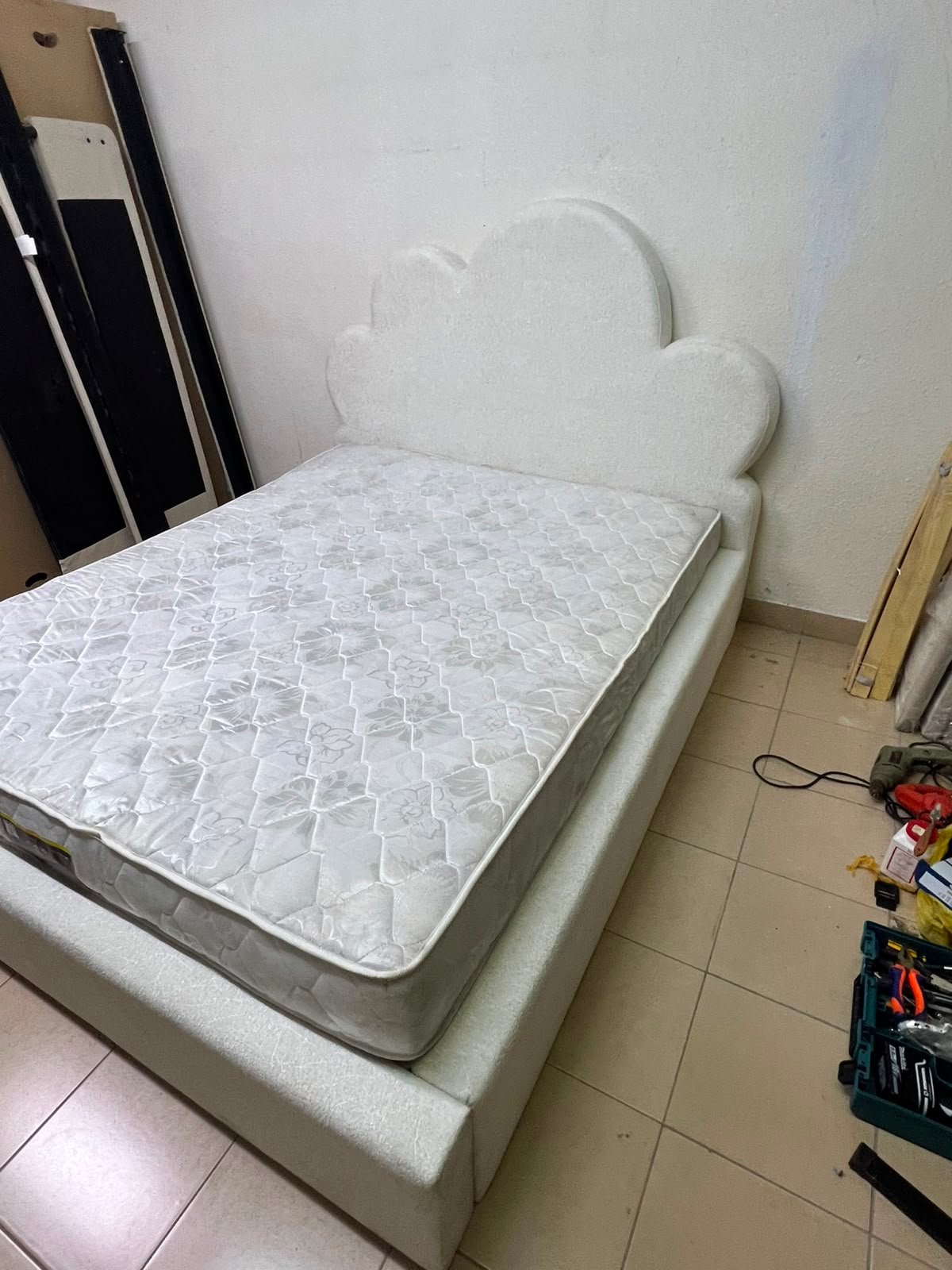 A fully upholstered white frame bed featuring a unique cloud-shaped headboard design. - Image 5