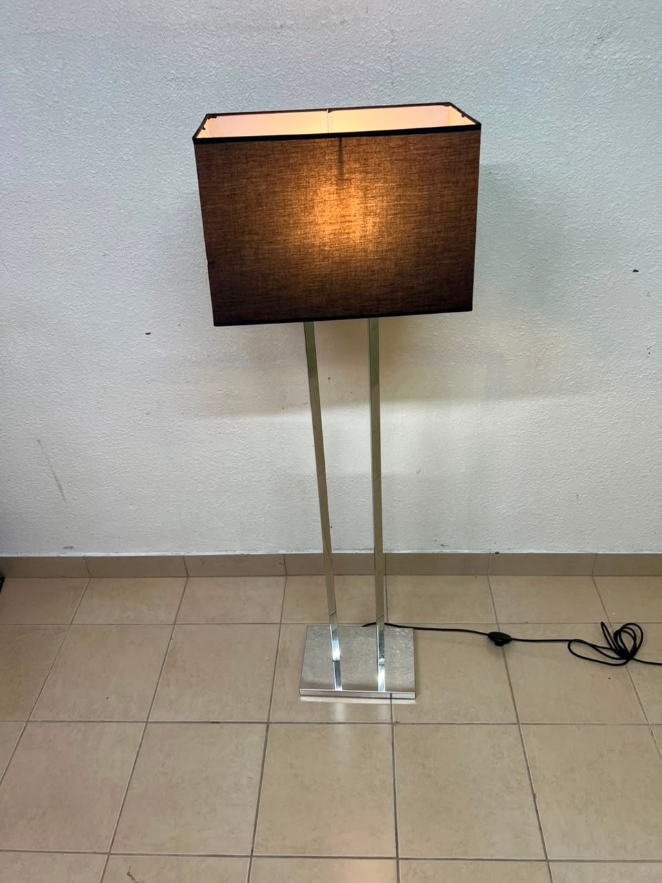 This modern floor lamp features a chrome-plated metal frame and a black fabric cover. - Image 7