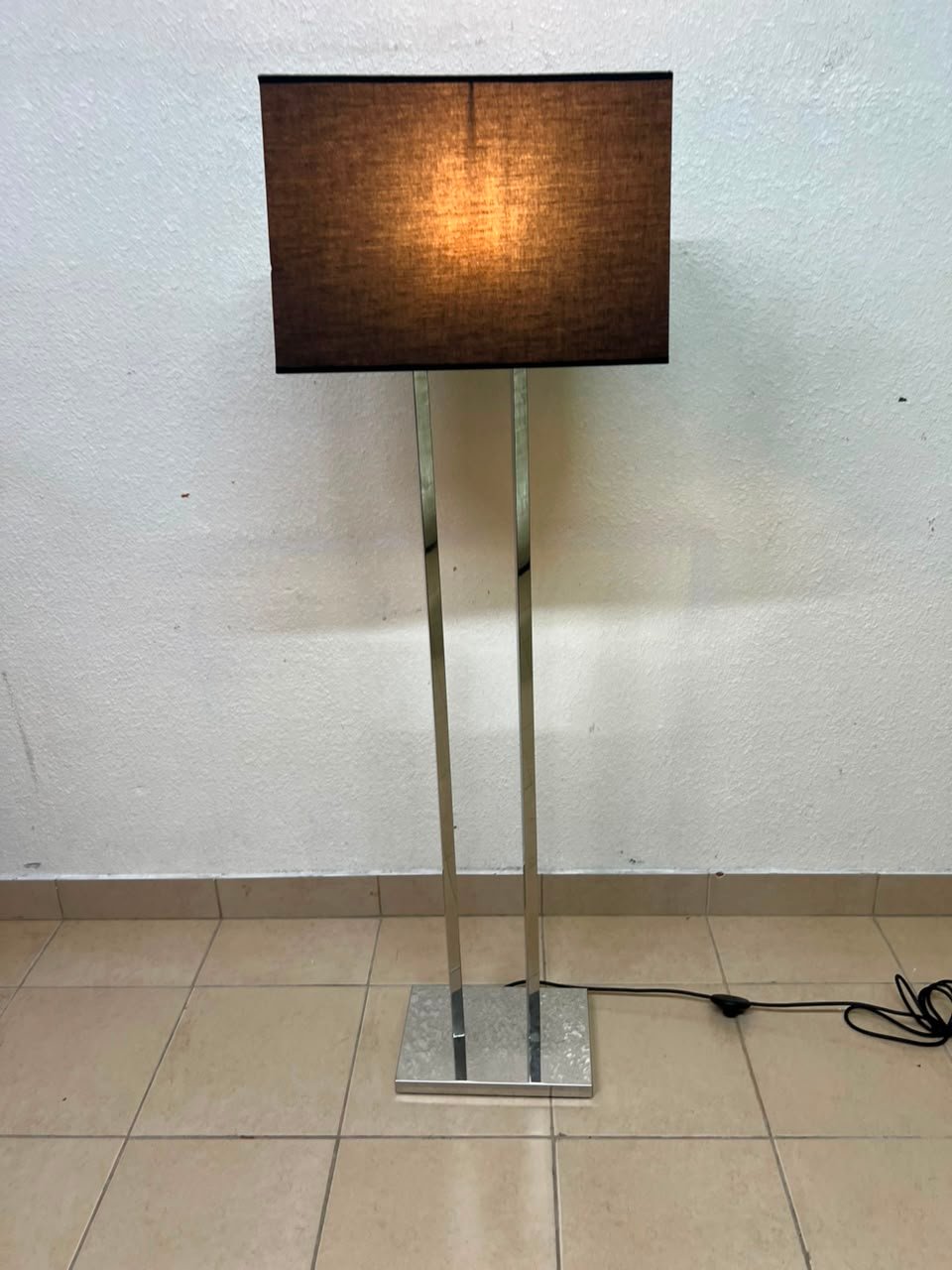 This modern floor lamp features a chrome-plated metal frame and a black fabric cover. - Image 11