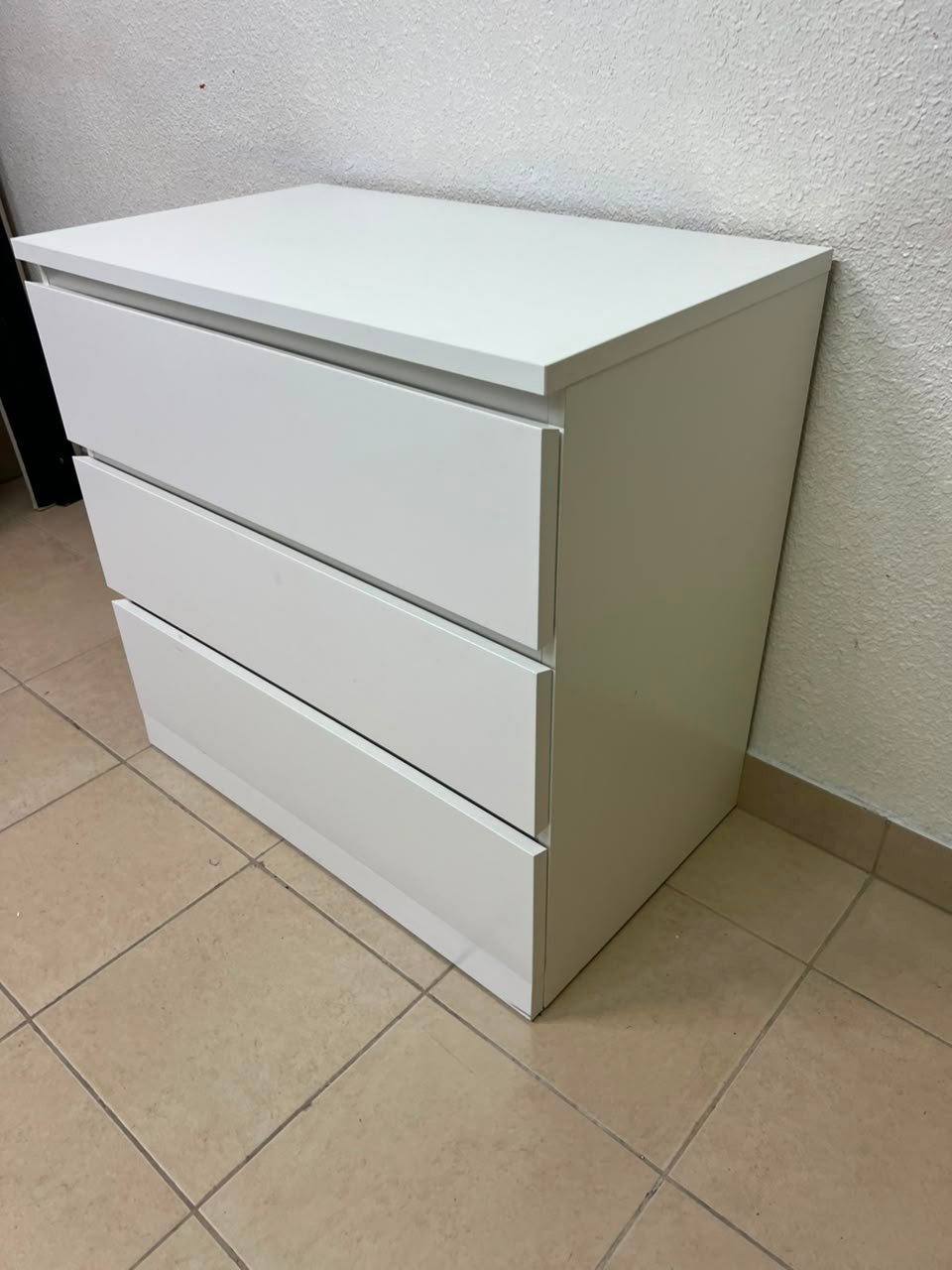 The white MALM chest of drawers from IKEA, which is characterized by its modern and simple design. - Image 14