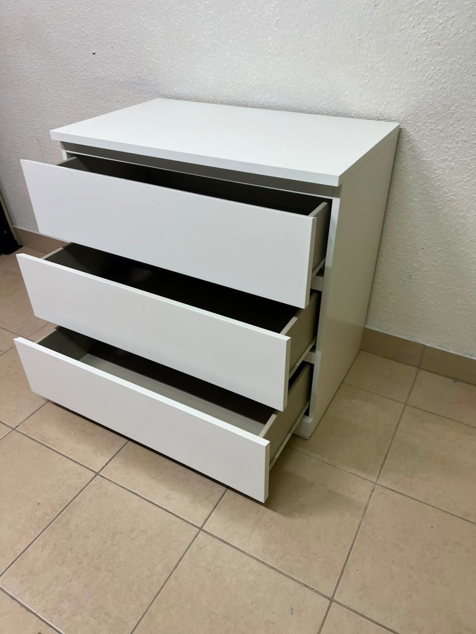 The white MALM chest of drawers from IKEA, which is characterized by its modern and simple design. - Image 8