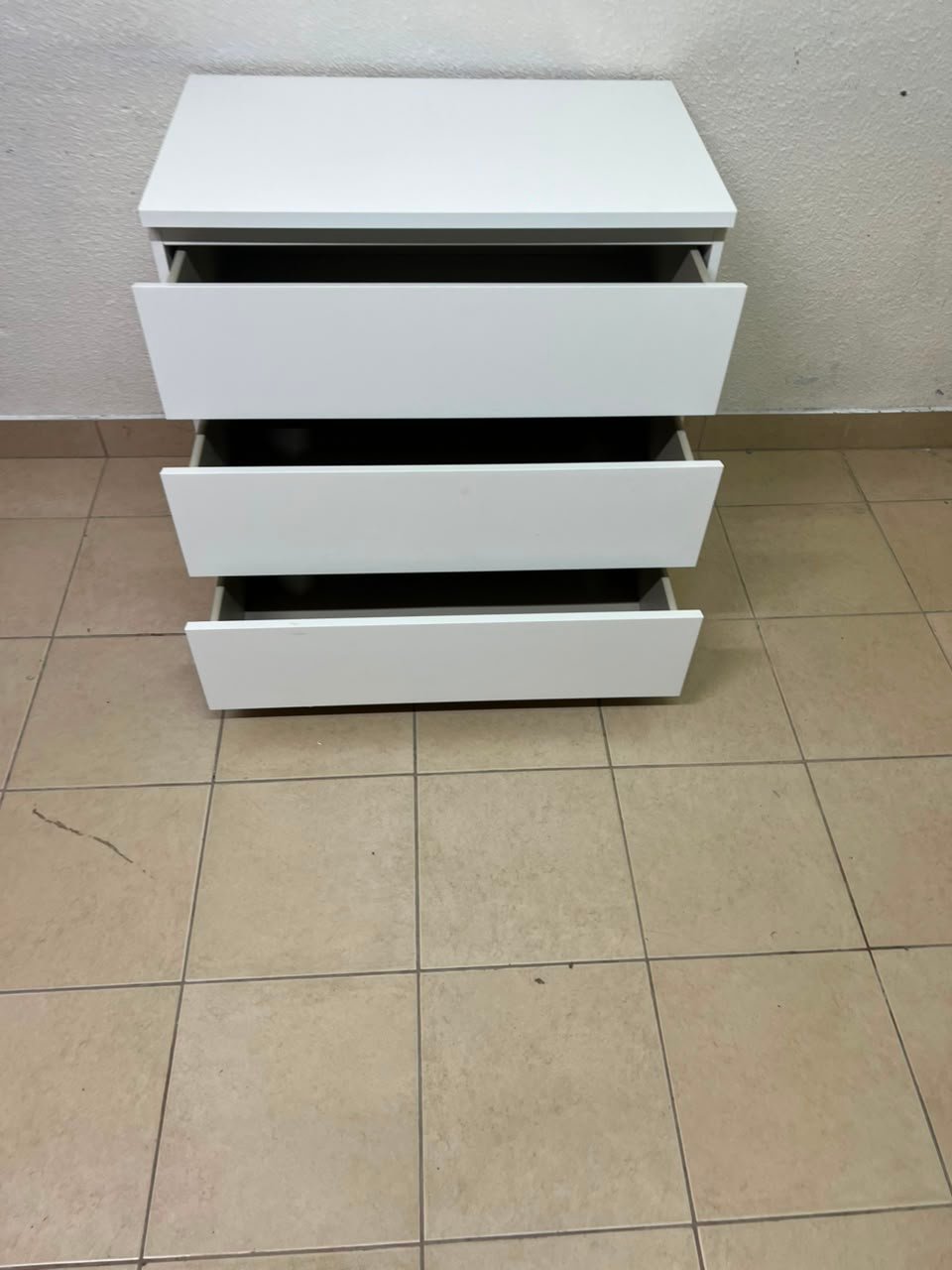 The white MALM chest of drawers from IKEA, which is characterized by its modern and simple design. - Image 9